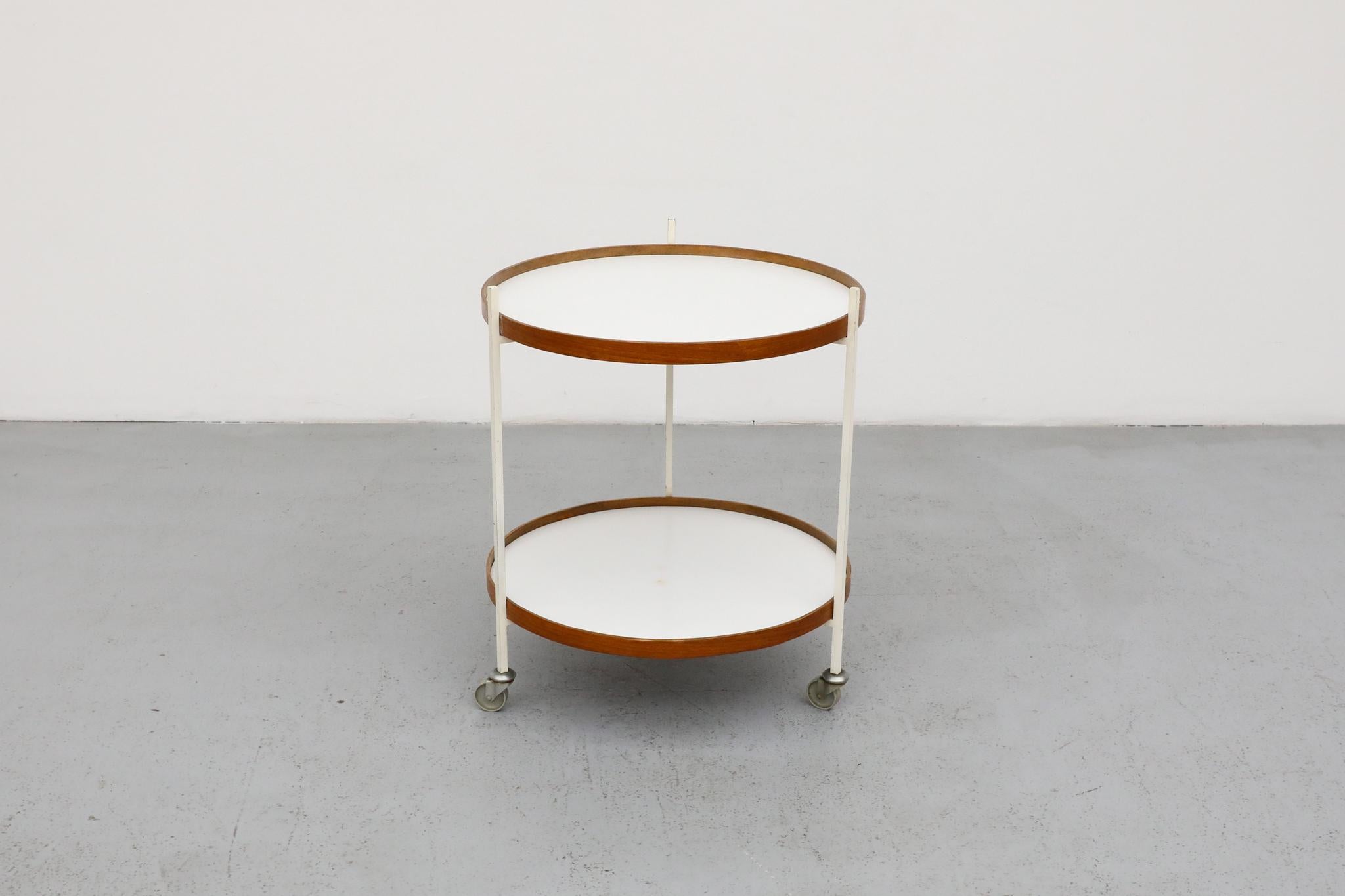 Fin du 20e siècle Chariot de bar roulant moderniste en teck, formica et métal émaillé blanc en vente