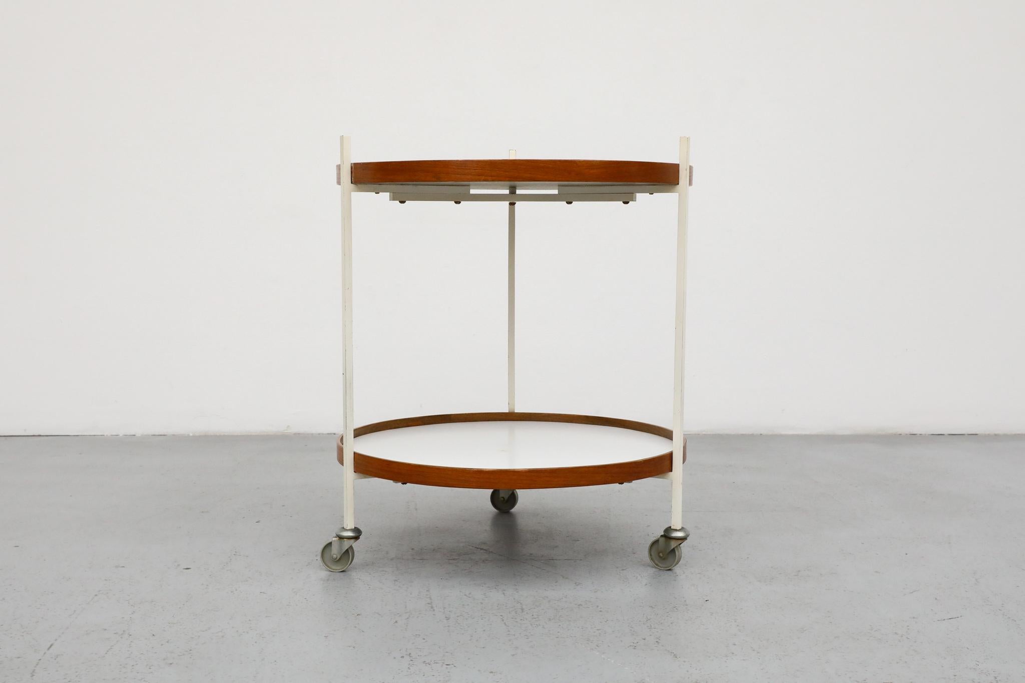 Métal Chariot de bar roulant moderniste en teck, formica et métal émaillé blanc en vente