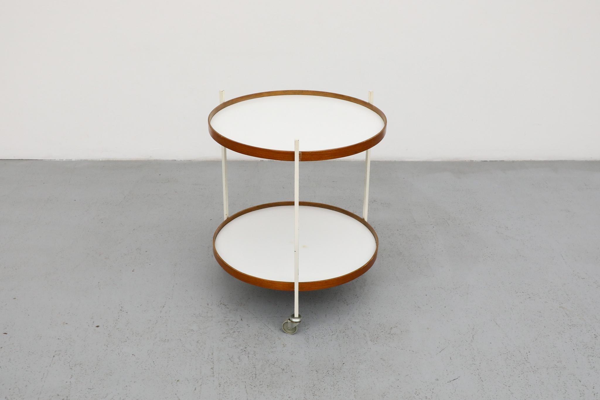 Chariot de bar roulant moderniste en teck, formica et métal émaillé blanc en vente 1