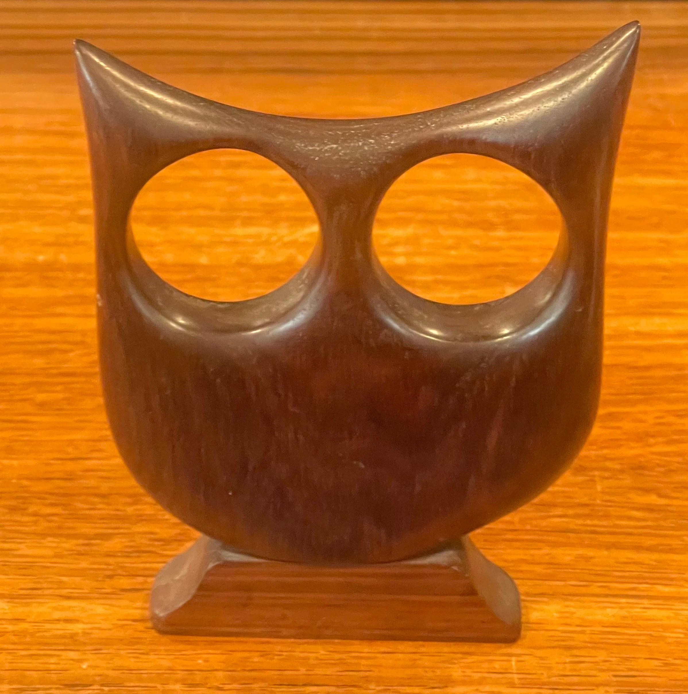 Modernistische Eule-Skulptur aus Rosenholz (amerikanisch) im Angebot