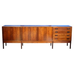 Buffet moderniste en palissandre fabriqué en Italie dans les années 1960