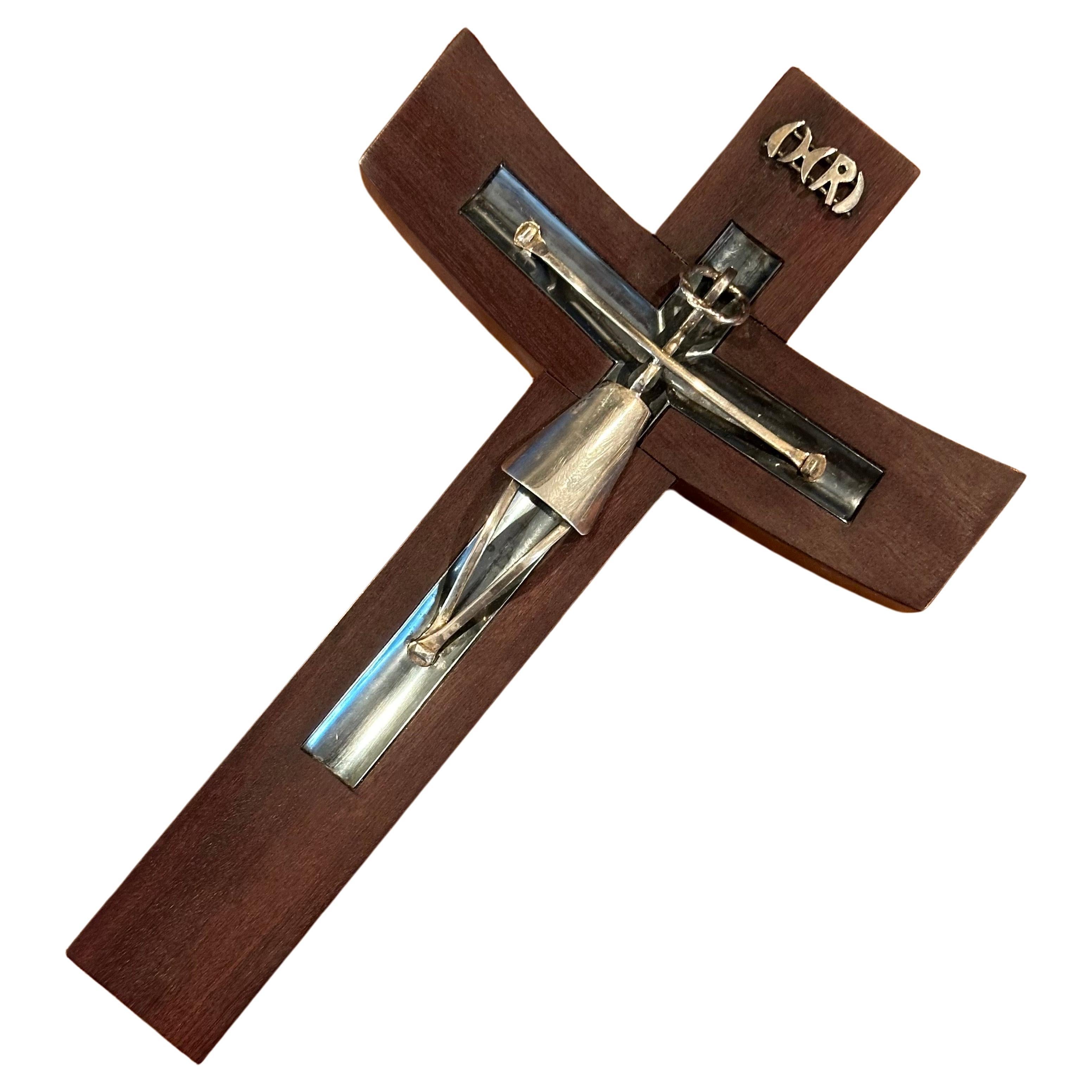 Modernist rosewood and sterling silver crucifix / cross by Taxco of Mexico, circa 1970s. The piece measures 6.25
