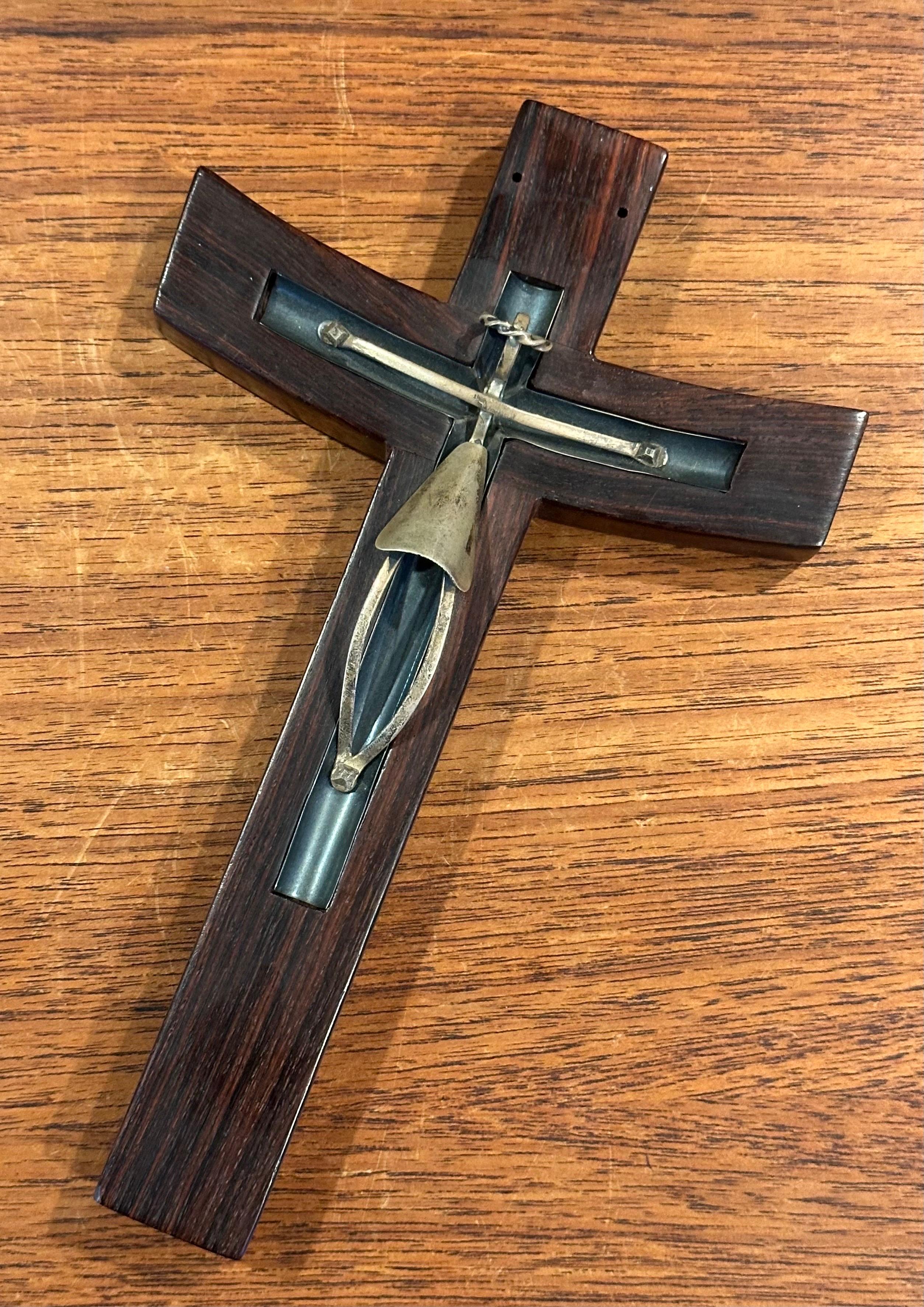 Modernistisches Kruzifix/Kreuz aus Rosenholz und Sterlingsilber von Taxco (20. Jahrhundert) im Angebot