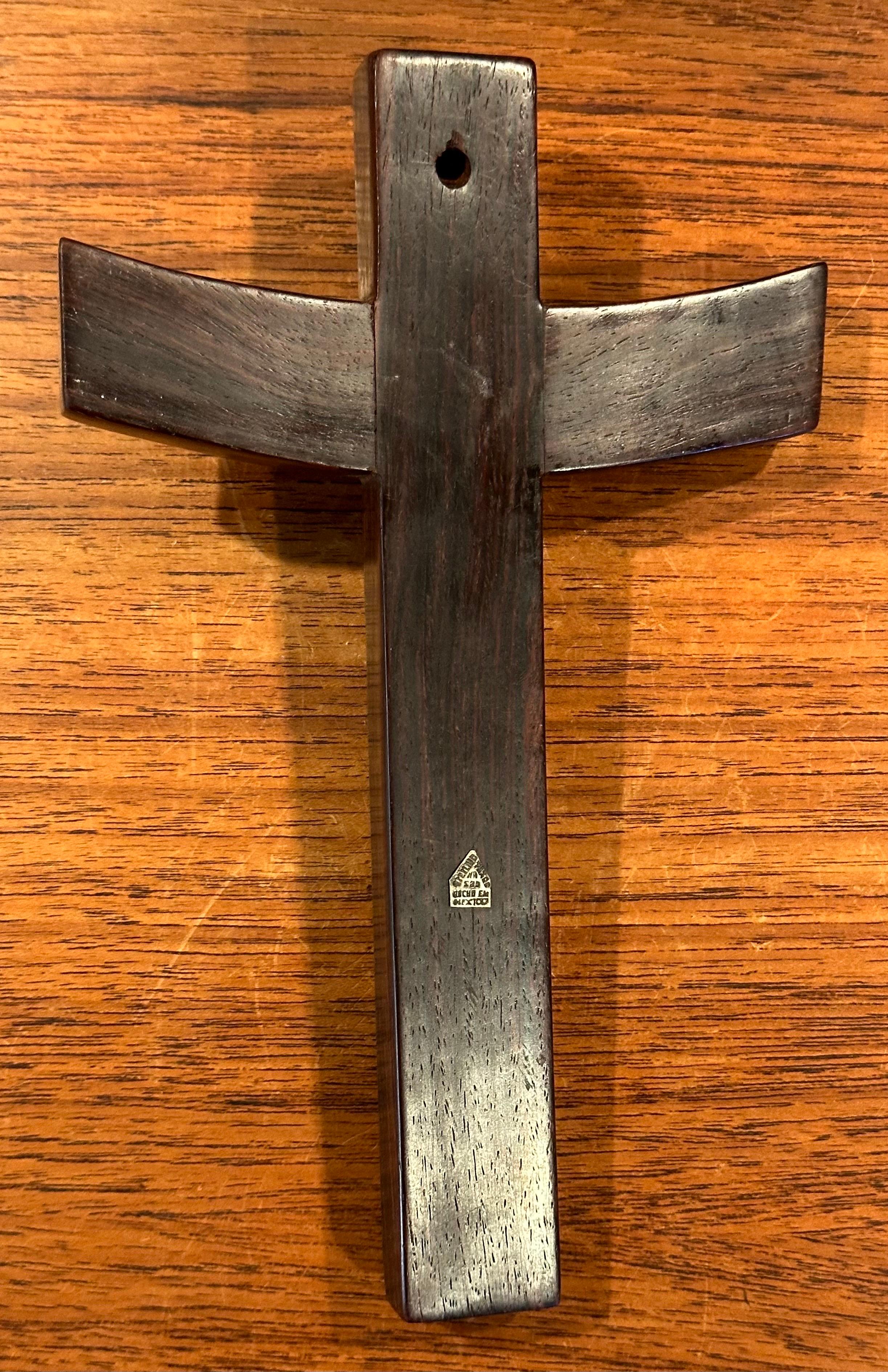 Crucifix/croix moderniste en bois de rose et argent sterling par Taxco en vente 1