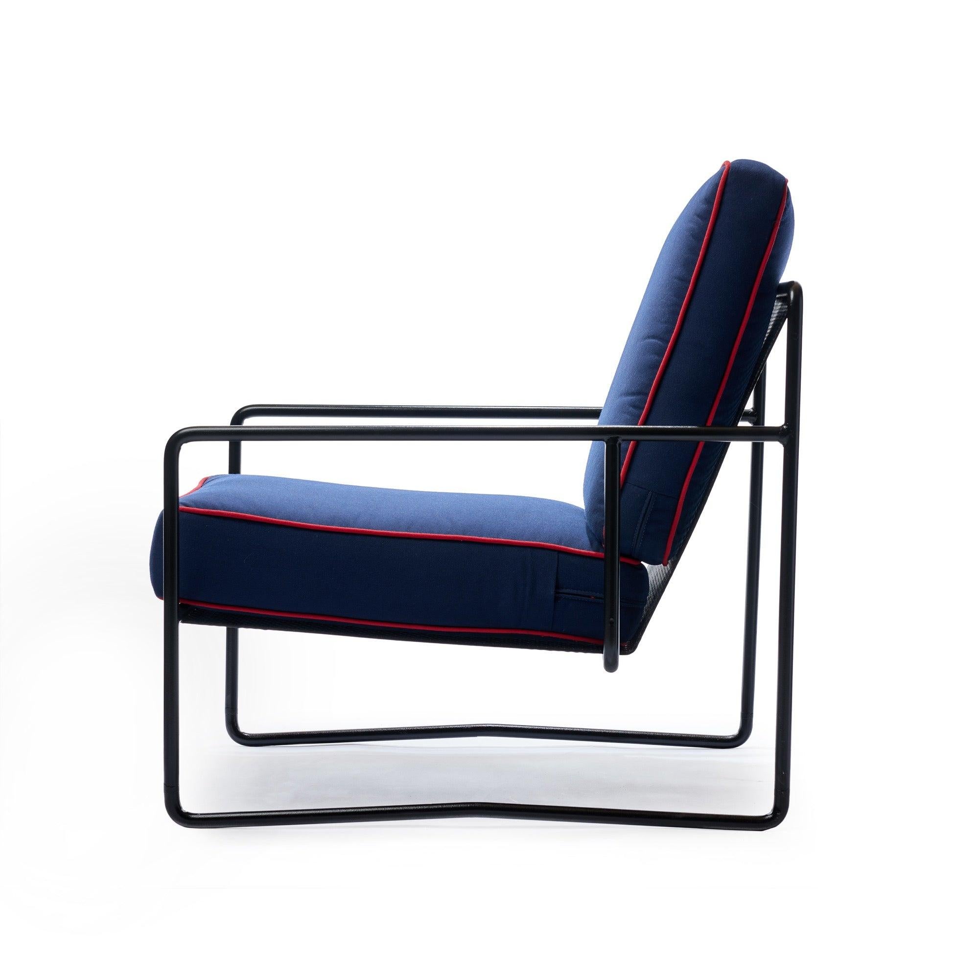 Modernistischer Bar-Loungesessel aus Stahl mit perforiertem Sitz und Rücken. Kissen aus hochdichtem Schaumstoff (nicht wie abgebildet), rahmengenäht, Stoff C.O.M..