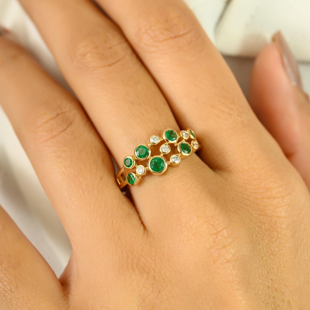 En vente :  Bague bulle moderniste en or jaune 14 carats avec émeraudes rondes et diamants 2