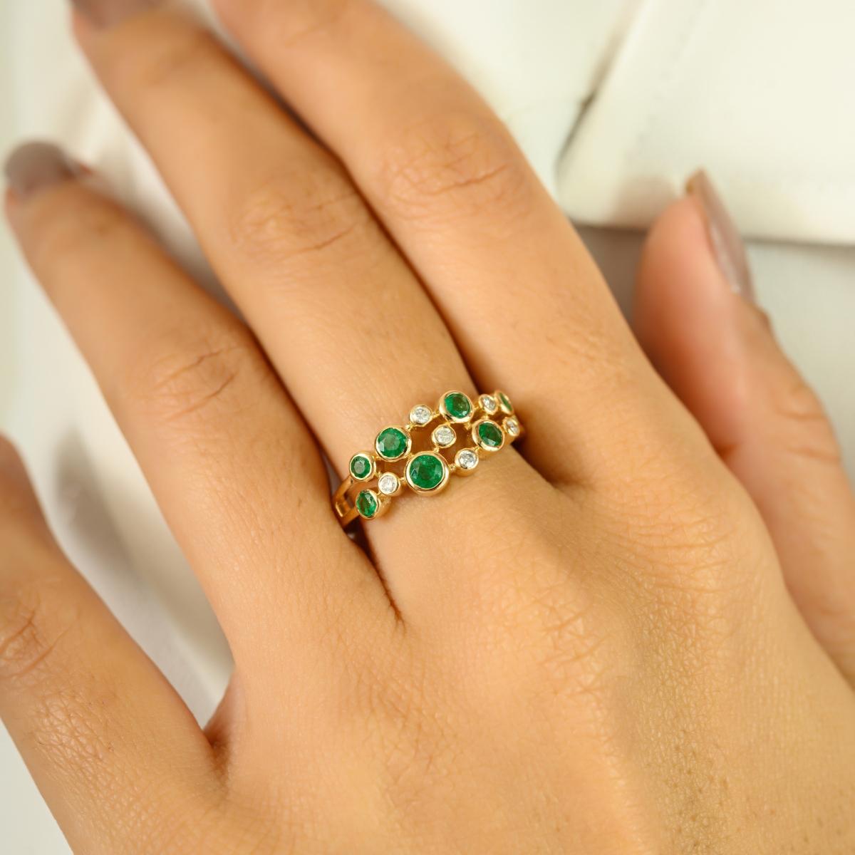 En vente :  Bague bulle moderniste en or jaune 14 carats avec émeraudes rondes et diamants 6