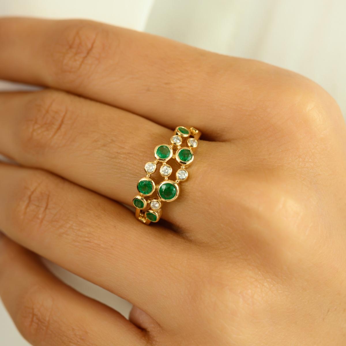 En vente :  Bague bulle moderniste en or jaune 14 carats avec émeraudes rondes et diamants 8
