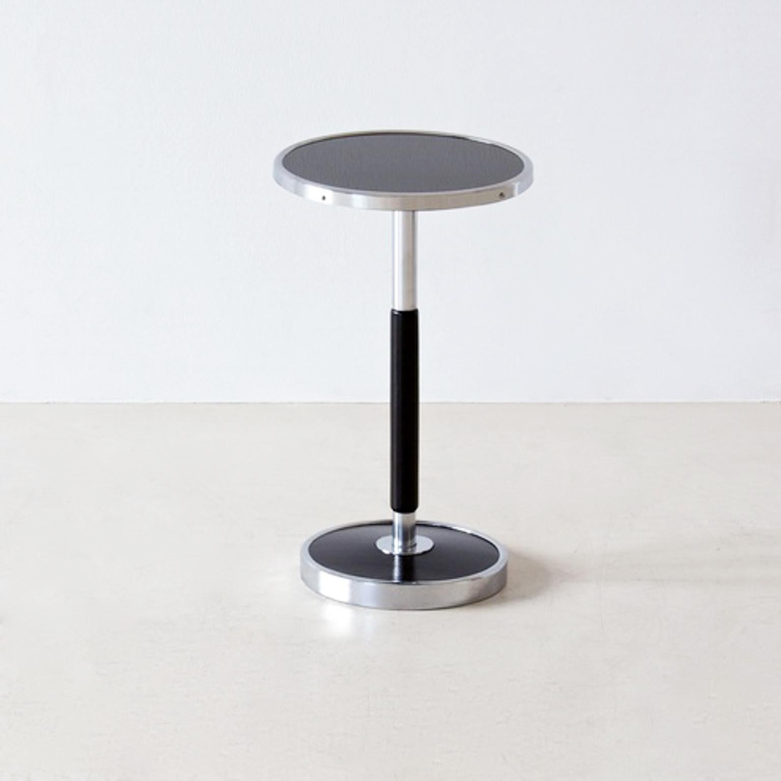 Modernist round side table in chrome-plated metal, painted glass, lacquered wood, c. 1930