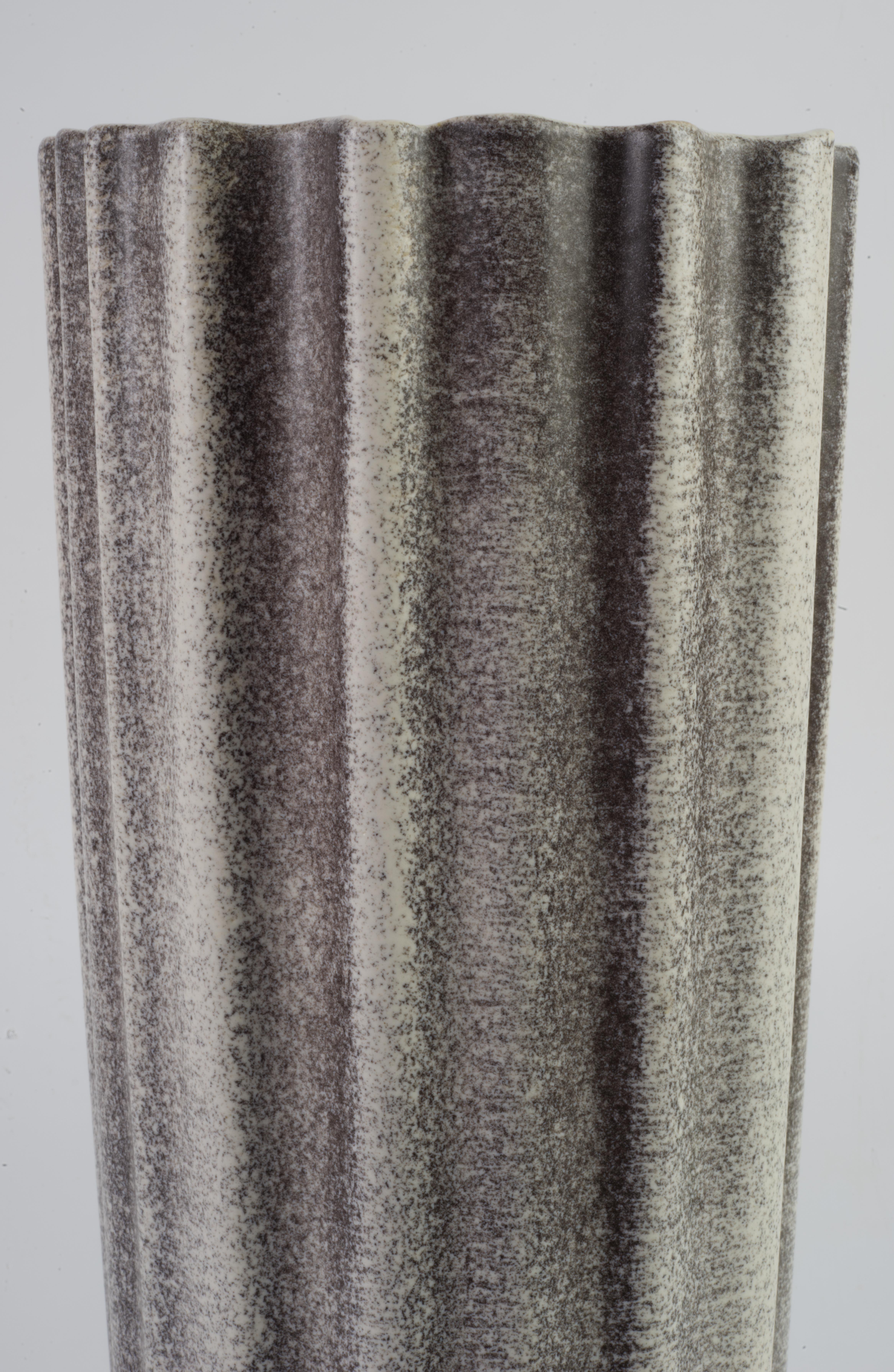 Mid-Century moderno Vaso scanalato modernista Royal Haeger Nero Off-White 1960s in vendita