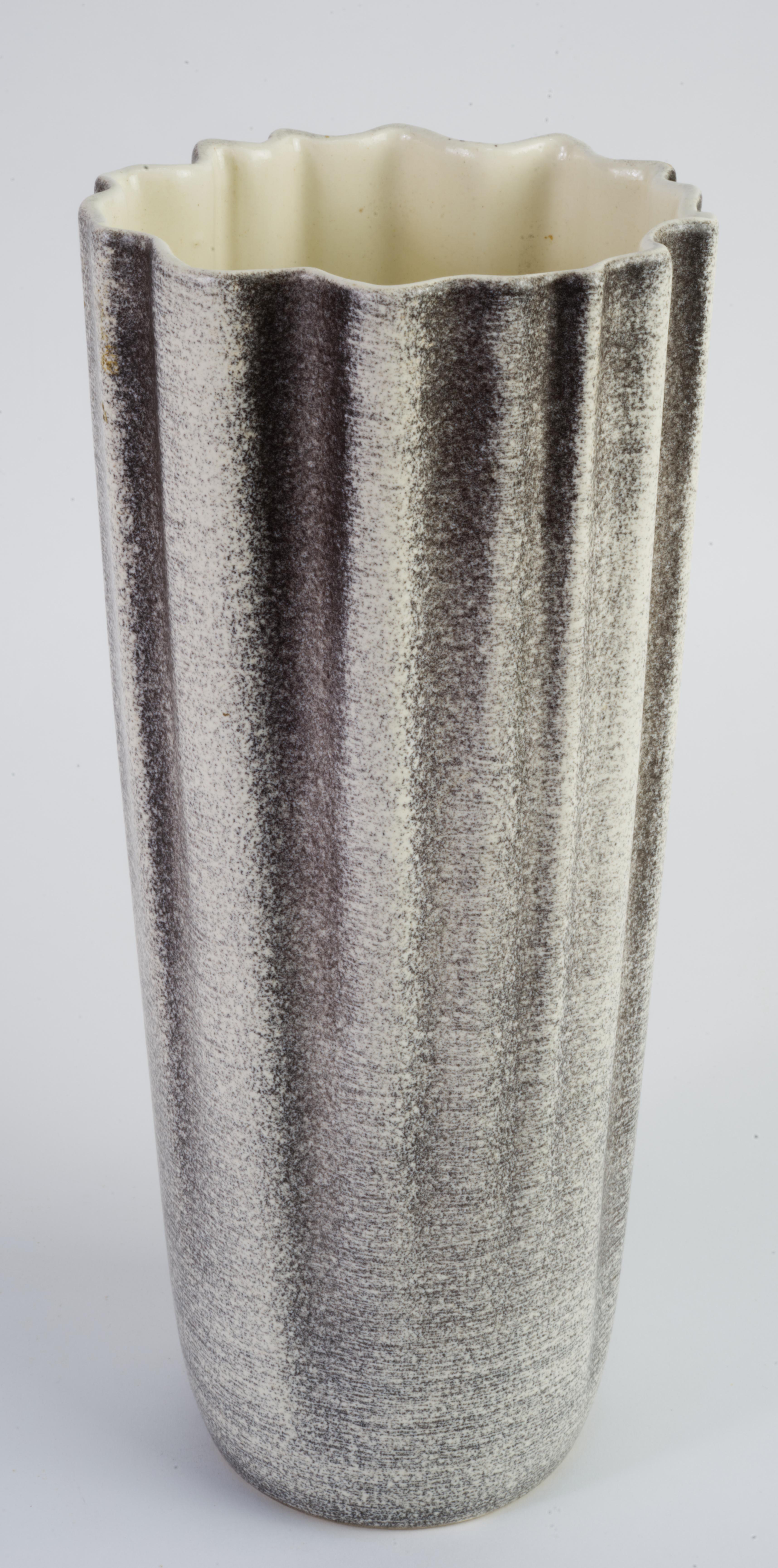 Americano Vaso scanalato modernista Royal Haeger Nero Off-White 1960s in vendita