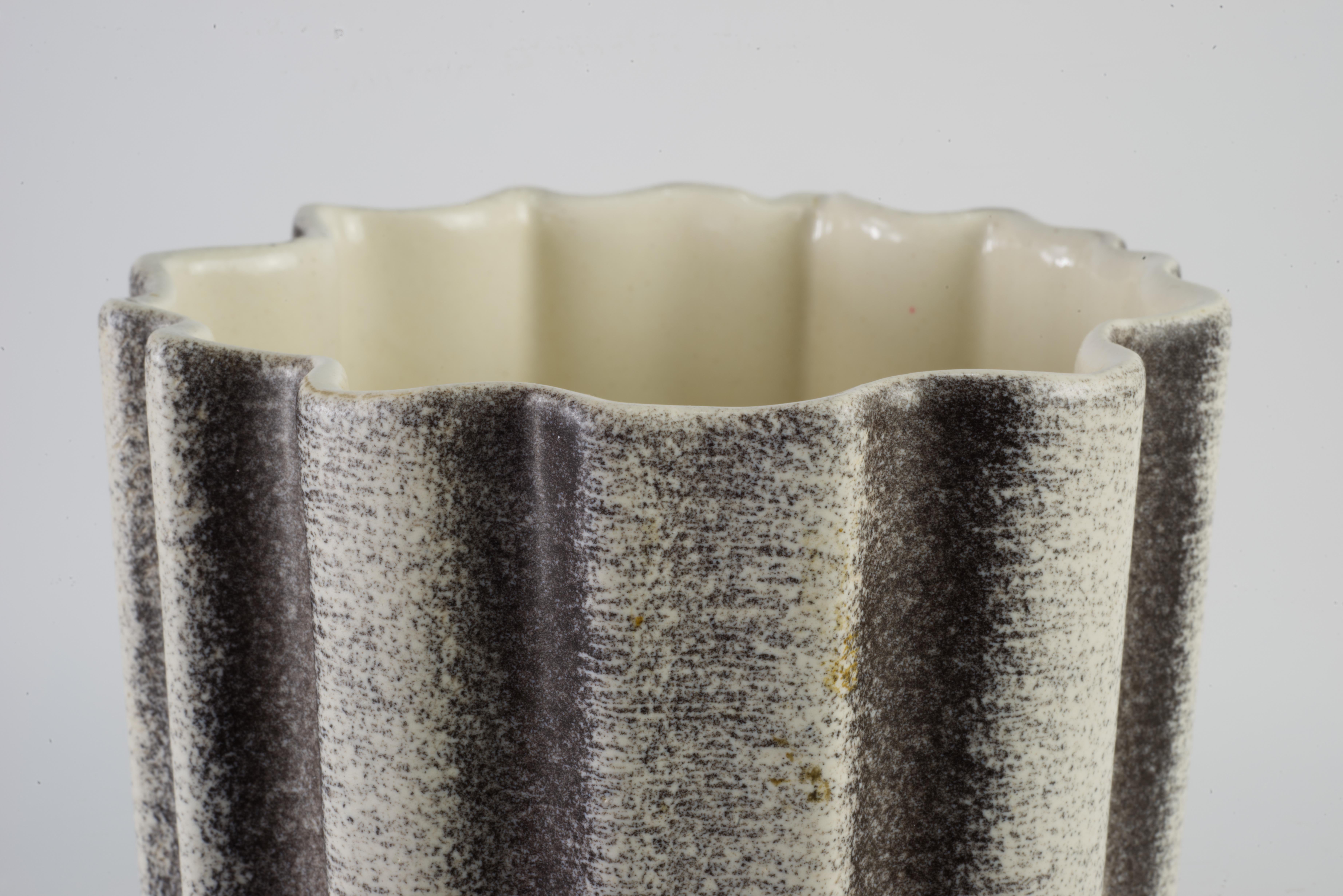 Vaso scanalato modernista Royal Haeger Nero Off-White 1960s In condizioni buone in vendita a Clifton Springs, NY