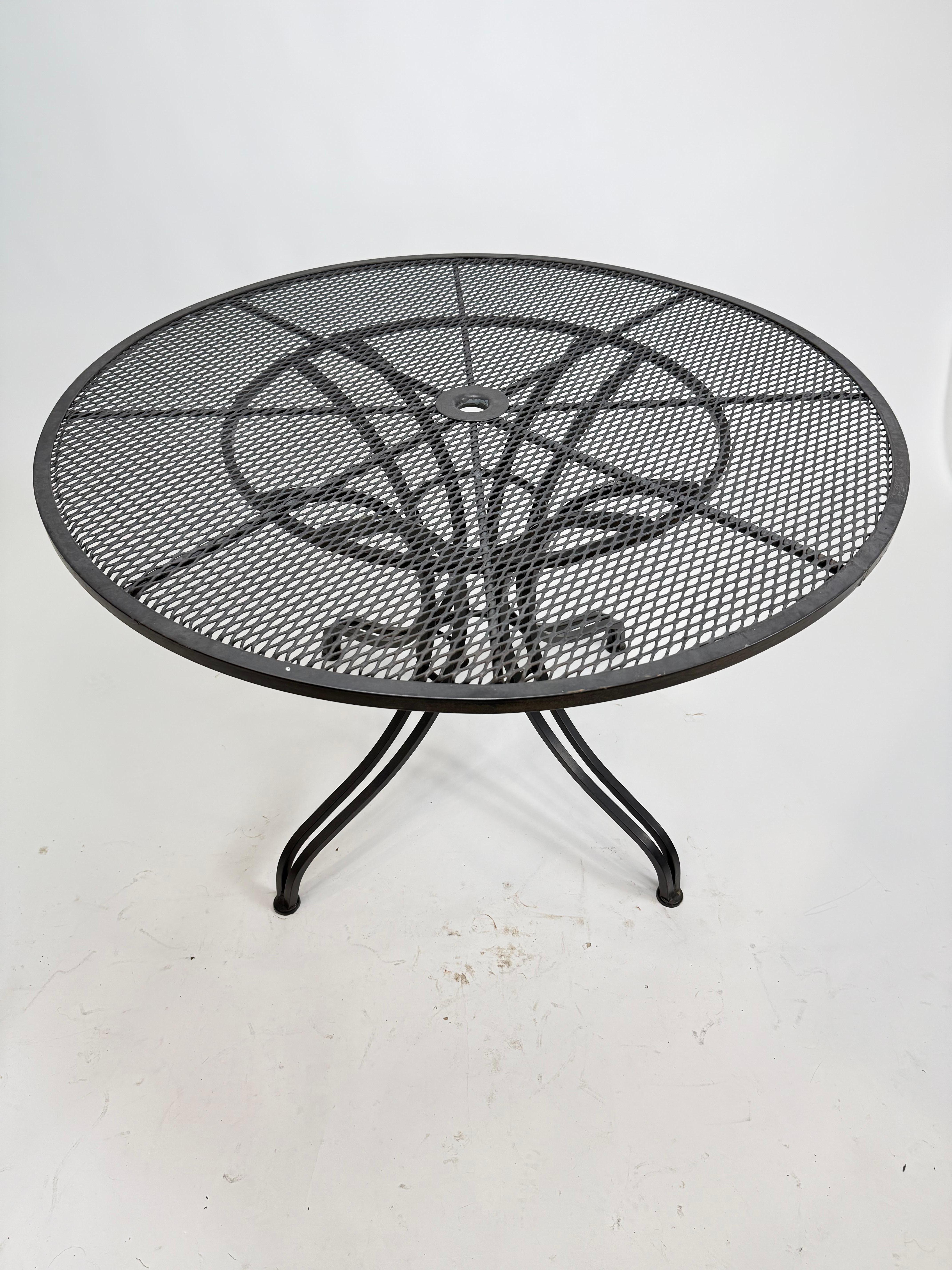 Modernist Russell Woodard Patio Set, 6 chairs with table For Sale 11