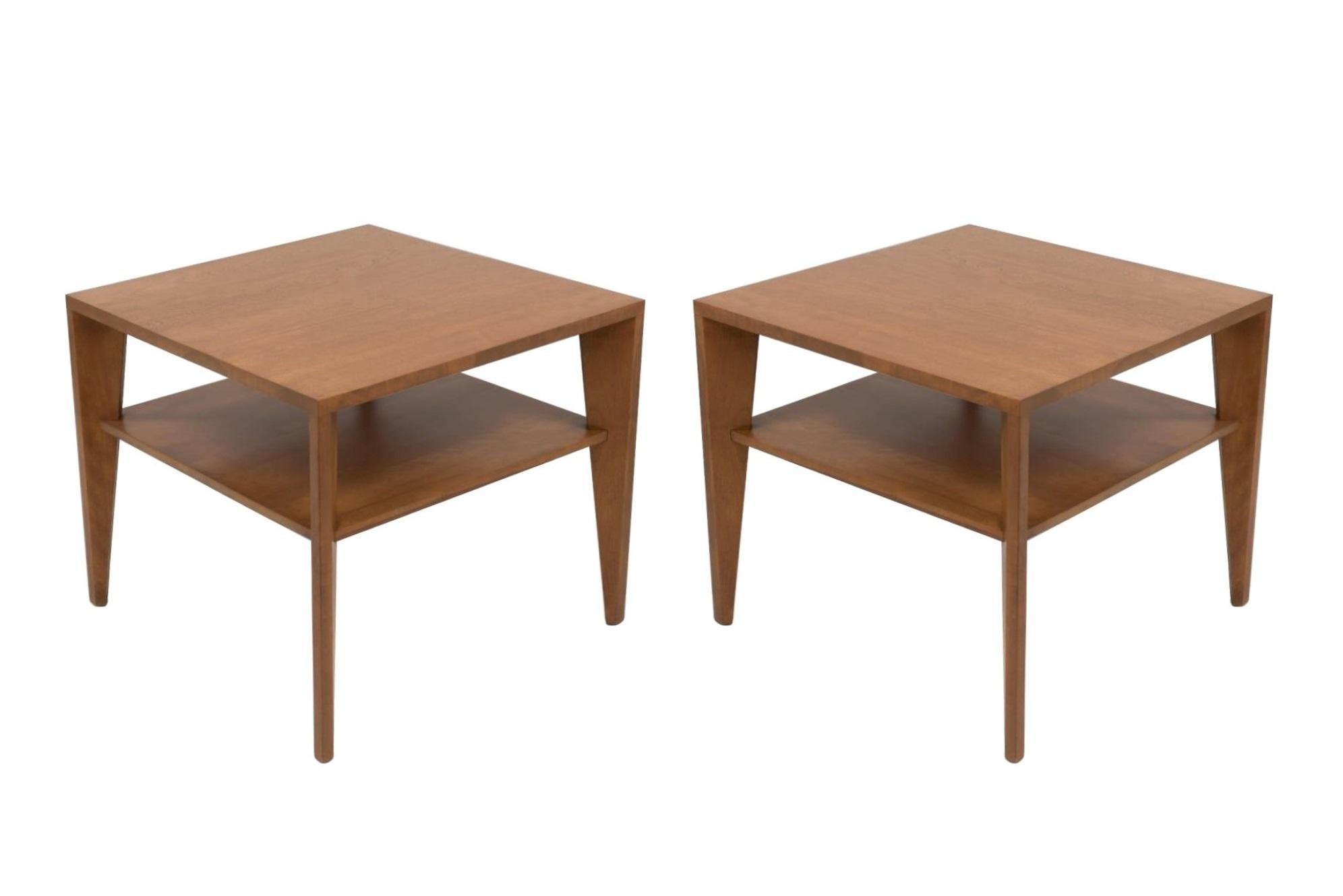 Cette paire élégante de tables d'appoint ou de tables basses de style Mid Century Modern a été conçue par Russel Wright. Fait partie de la très populaire série 