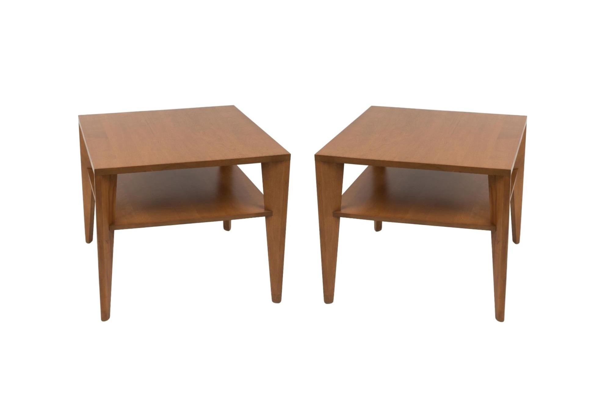 Américain Tables carrées modernistes Russel Wright de Conant Ball en vente