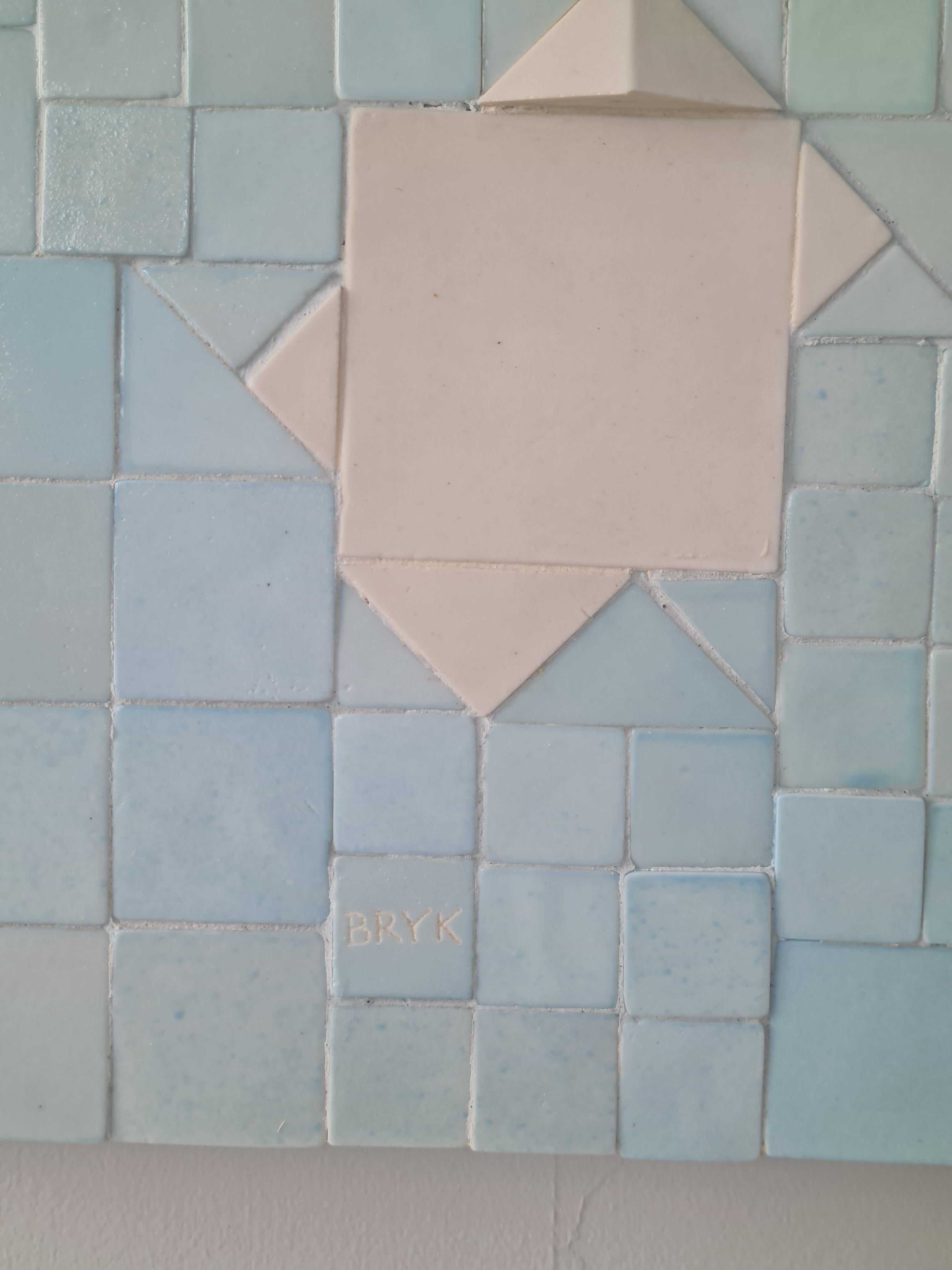 Relief mural moderniste Rut Bryk en céramique blanche et bleue, Arabia c. 1980 en vente 4