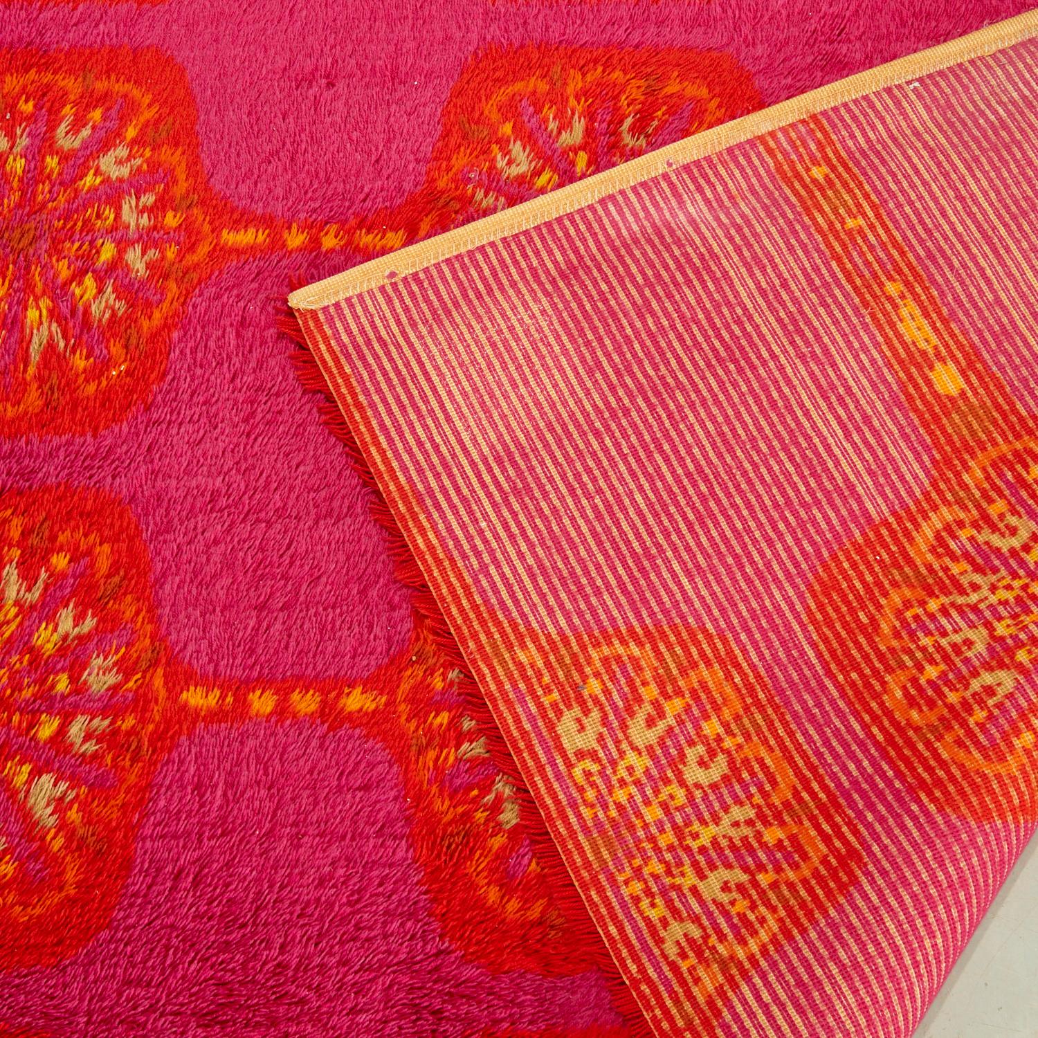 Modernistischer Rya-Formteppich der Moderne, stilisiert mit roten und orangefarbenen Blumen auf Fuchsia-grund (Gewebt) im Angebot