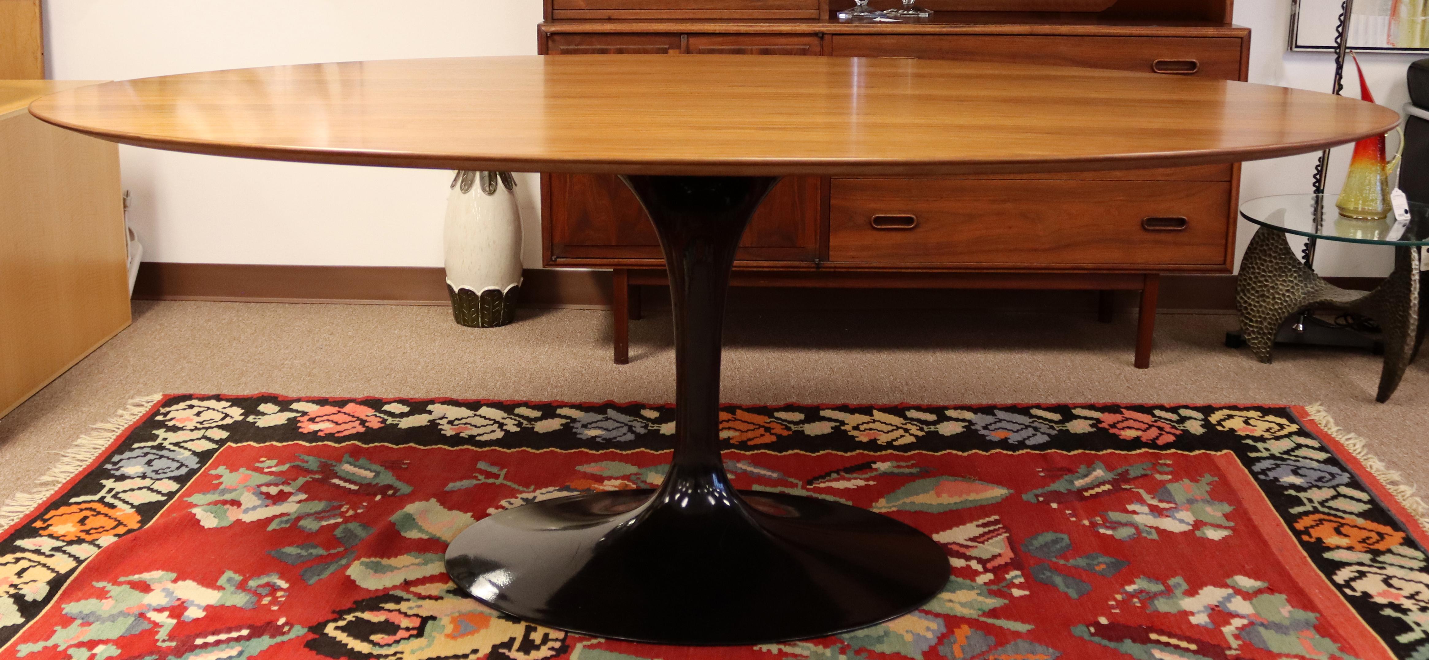 saarinen table oval