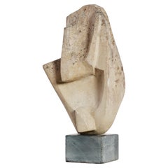 Scultura modernista in arenaria su basamento in granito