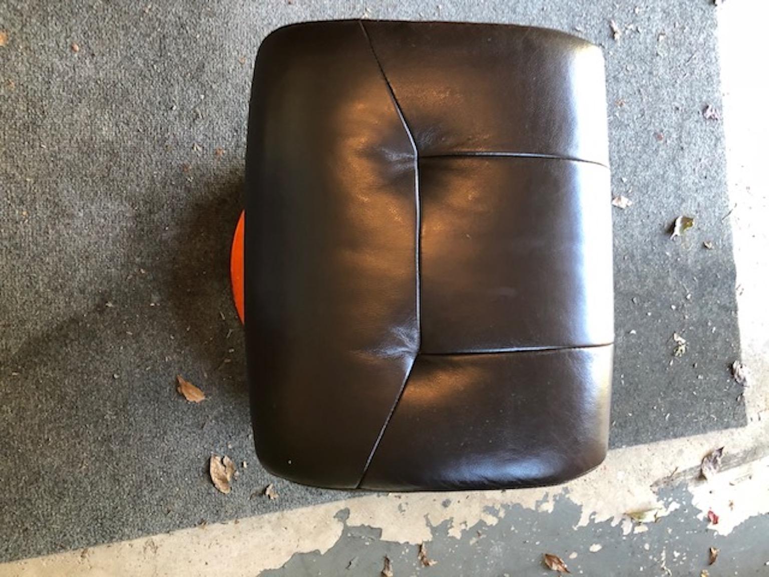 Modernist Scandinavian Leather Swivel Chair with Ottoman In Good Condition In Washington Crossing, PA