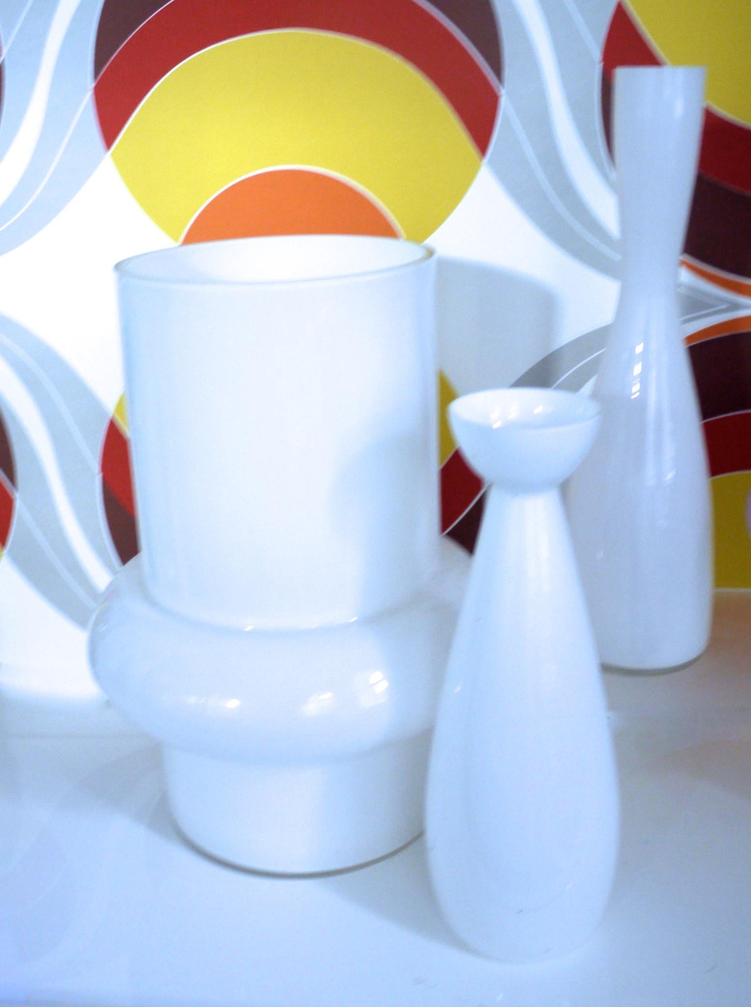Modernist Scandinavian/Murano Space Age white glass vases from late 1950s-1960s - Scandinavian Modernist/Space Age white glass vases from late 1950s. 

Measures: Large hooped vase - Vistosi
Height 32 cms
Diameter 16 cms
Diameter at widest