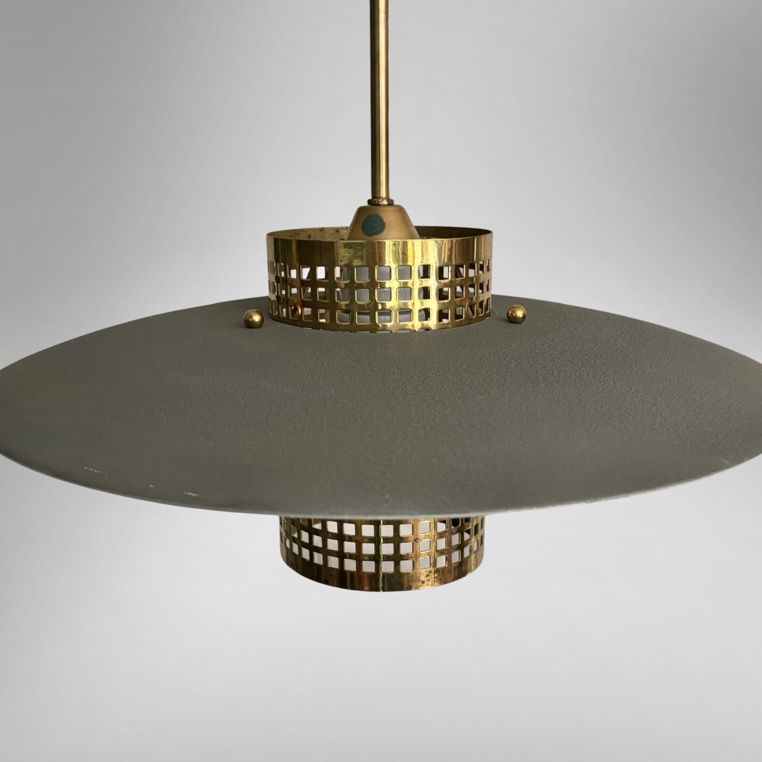 Modernistische skandinavische Pendelleuchte von Malmö Metallvarufabrik, Schweden, 1950er Jahre (Messing) im Angebot