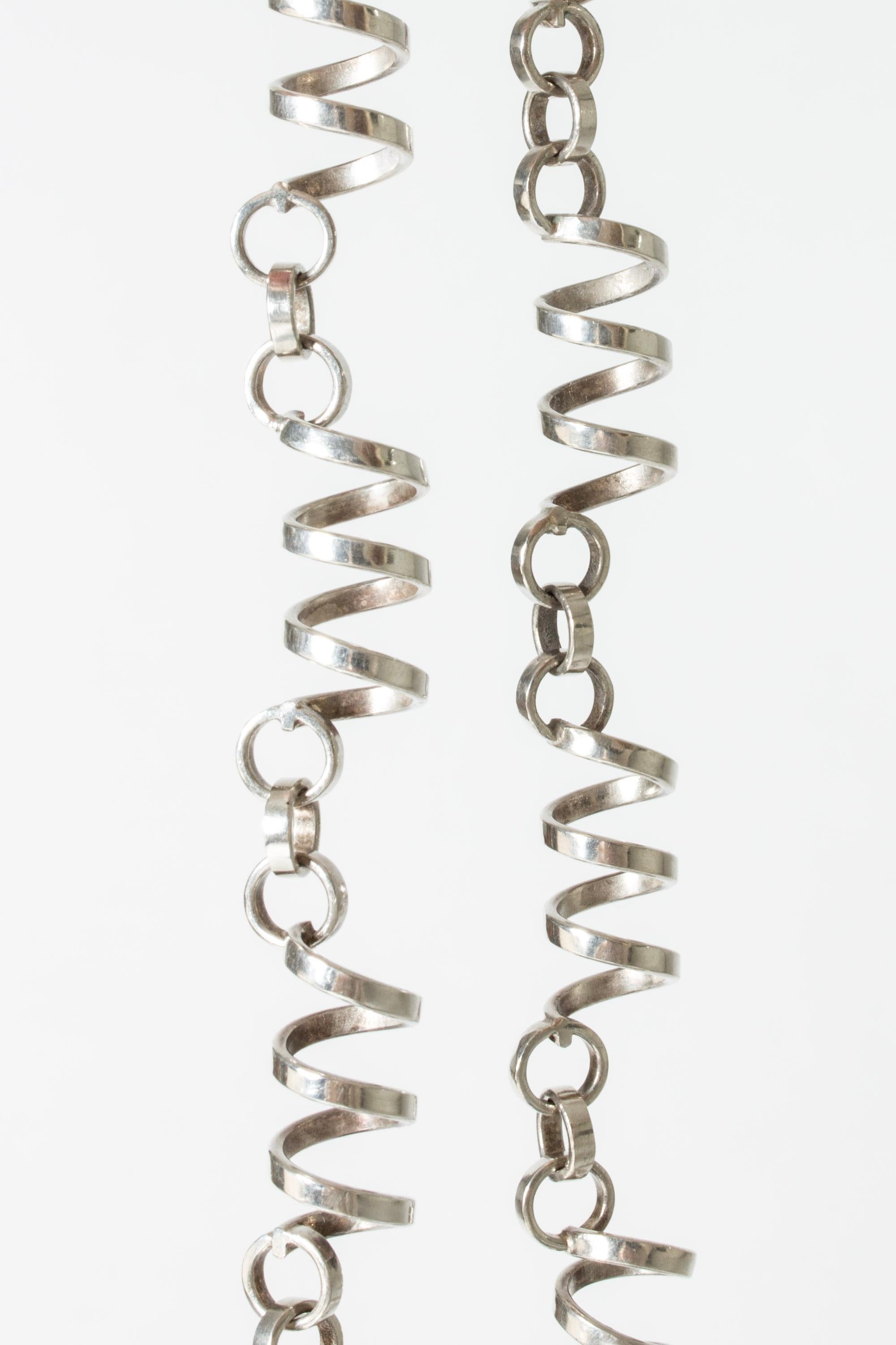 Wunderschönes Silbercollier von Cecilia Johansson in einem lebhaften, schwungvollen Spiraldesign. Gewichtige Qualität und schöne Ausführung.