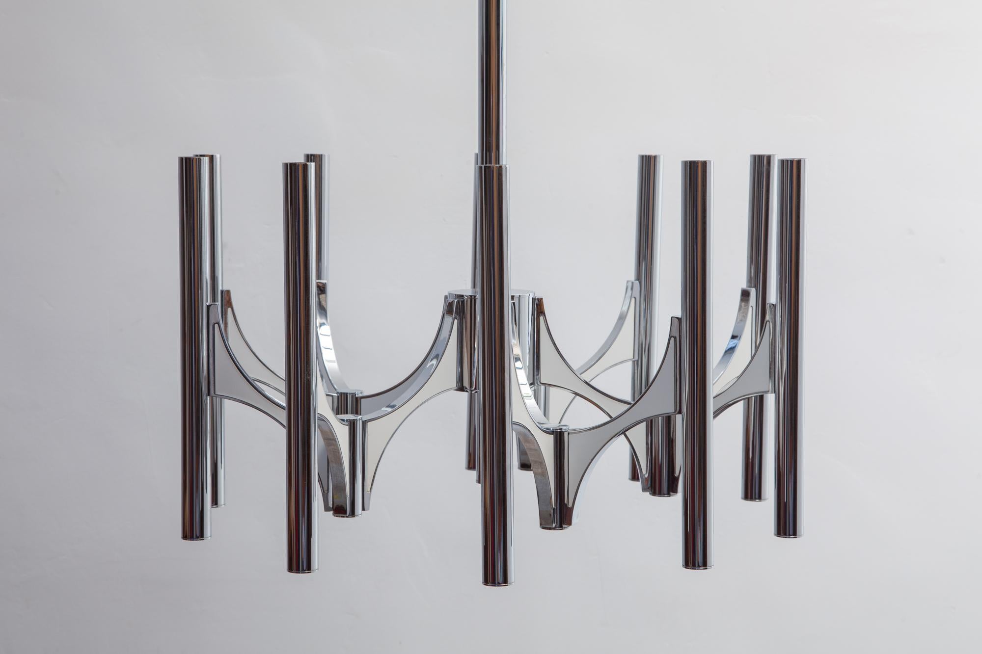 Italian 1960s chandelier by Gaetano Sciolari for Lightolier from the Sciolari's Scultura collection sculptural design in chrome and white lacquer, lit by ten bulbs.
Attractive sculptural combination of polished chrome vertical tubes connected by