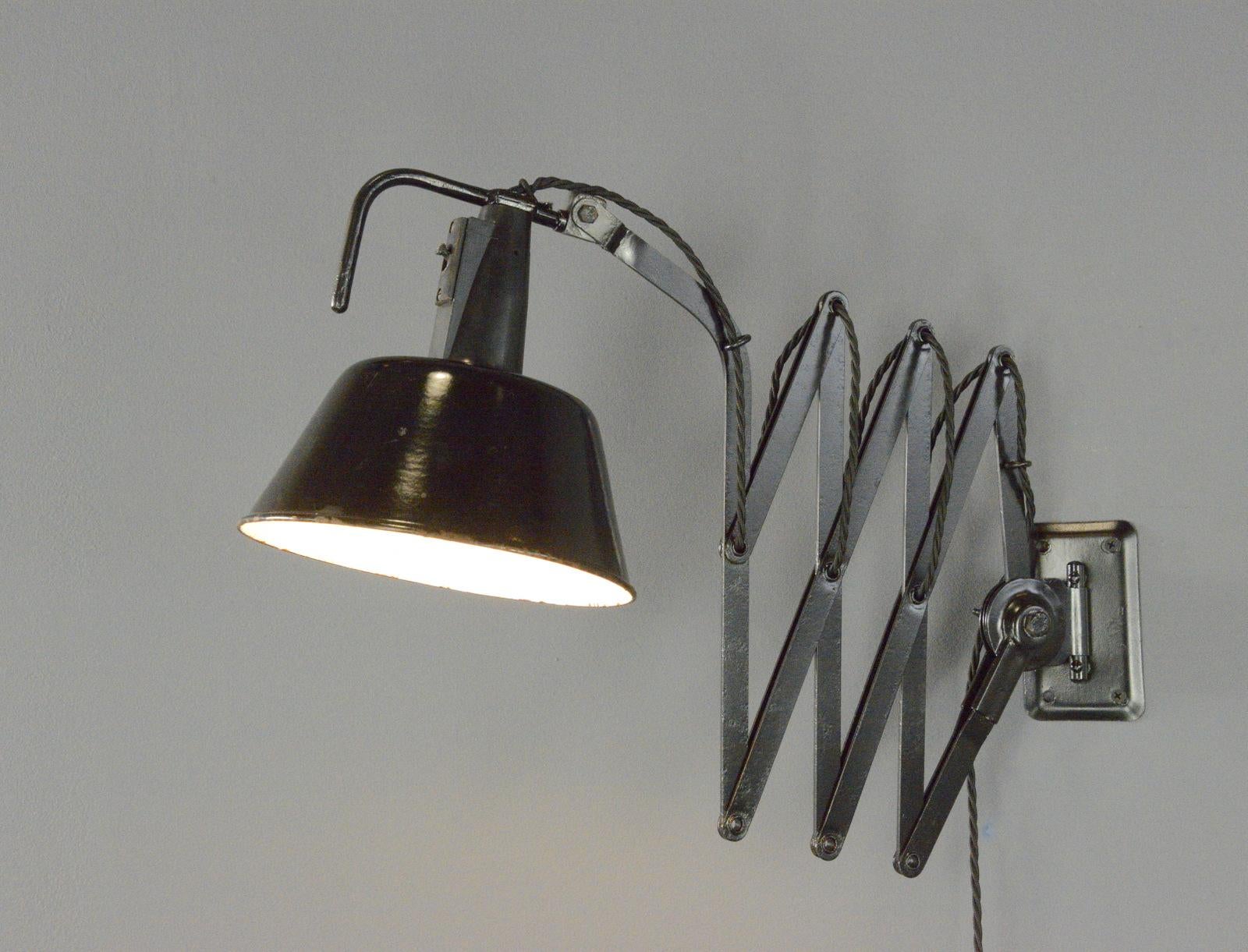 Lampe à ciseaux moderniste par Wilhelm Bader Circa 1930s en vente 5