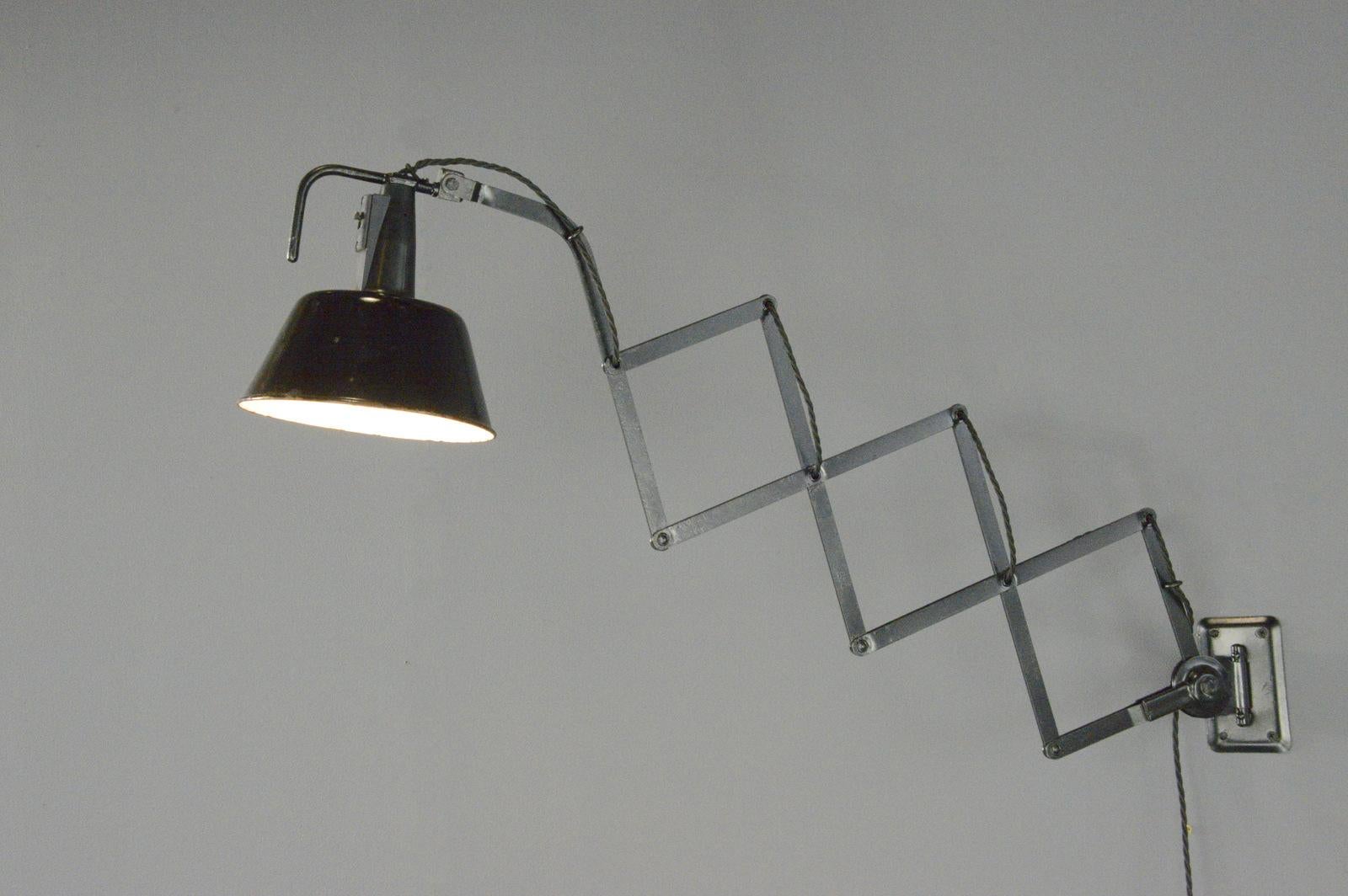 Lampe à ciseaux moderniste par Wilhelm Bader Circa 1930s en vente 6