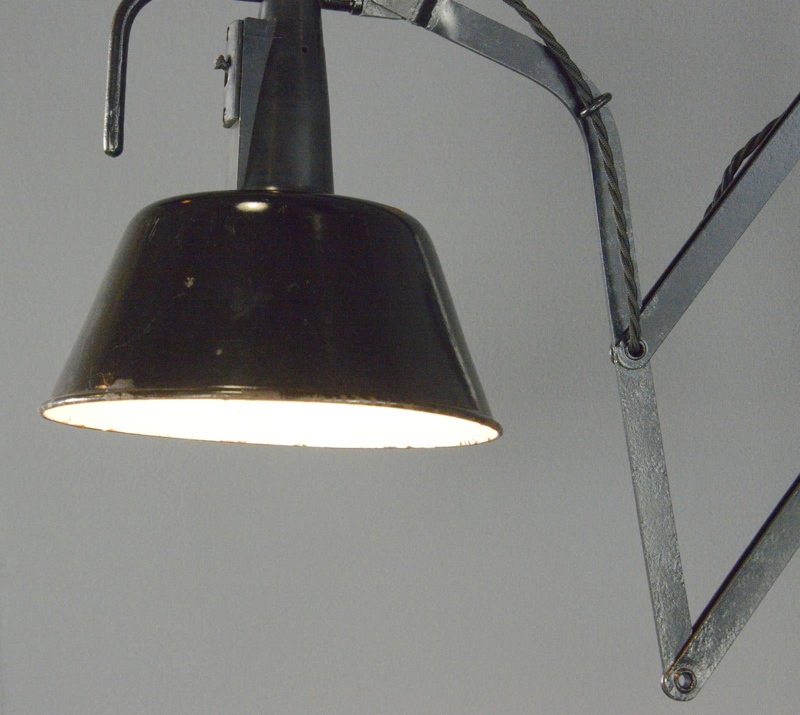 Lampe à ciseaux moderniste par Wilhelm Bader Circa 1930s en vente 1