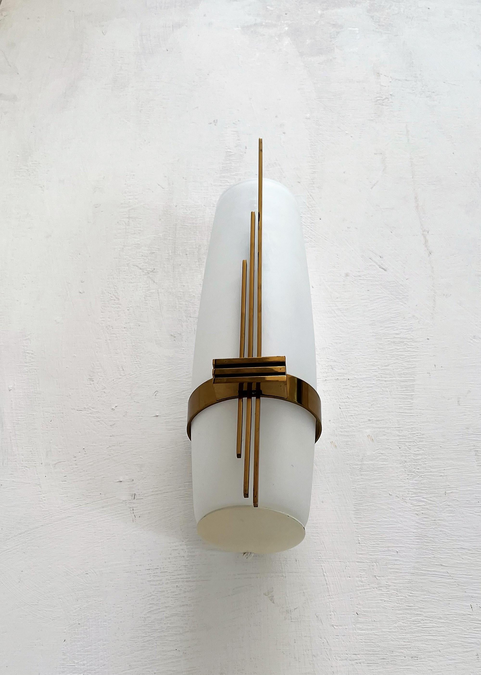 Mid-Century Modern sconce or wall light attributed to Maison Arlus in brass and opaline glass.
Made in France, circa 1950s.
  