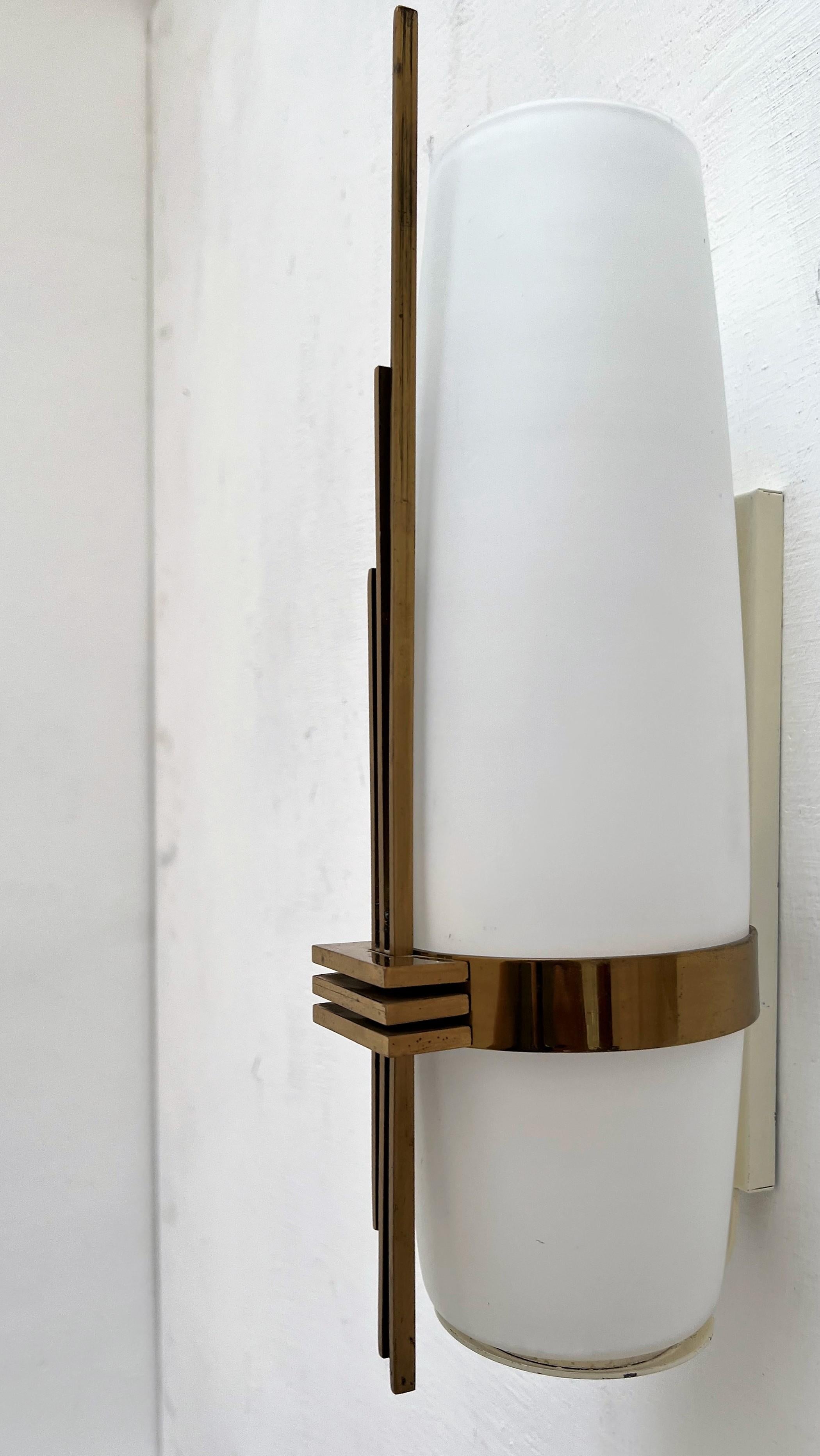 Modernist Sconce Attr Maison Arlus in Brass and Opaline Glass, France, 1950s In Good Condition For Sale In Merida, Yucatan