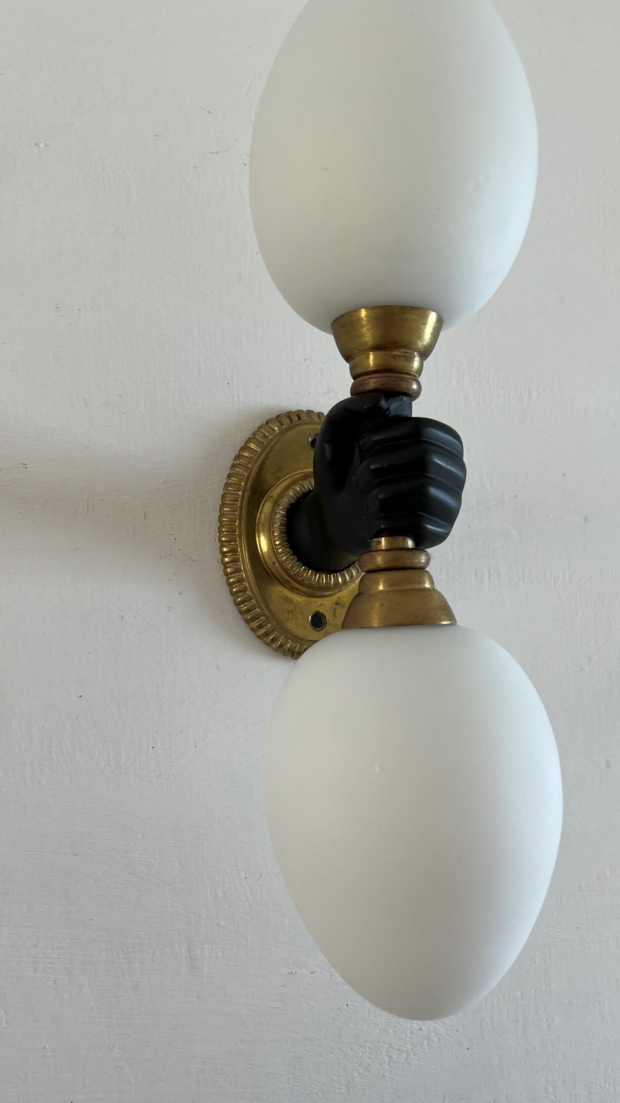 Modernist Sconce by Maison Arlus in Gilt Bronze and Opaline Glass, France In Good Condition For Sale In Merida, Yucatan