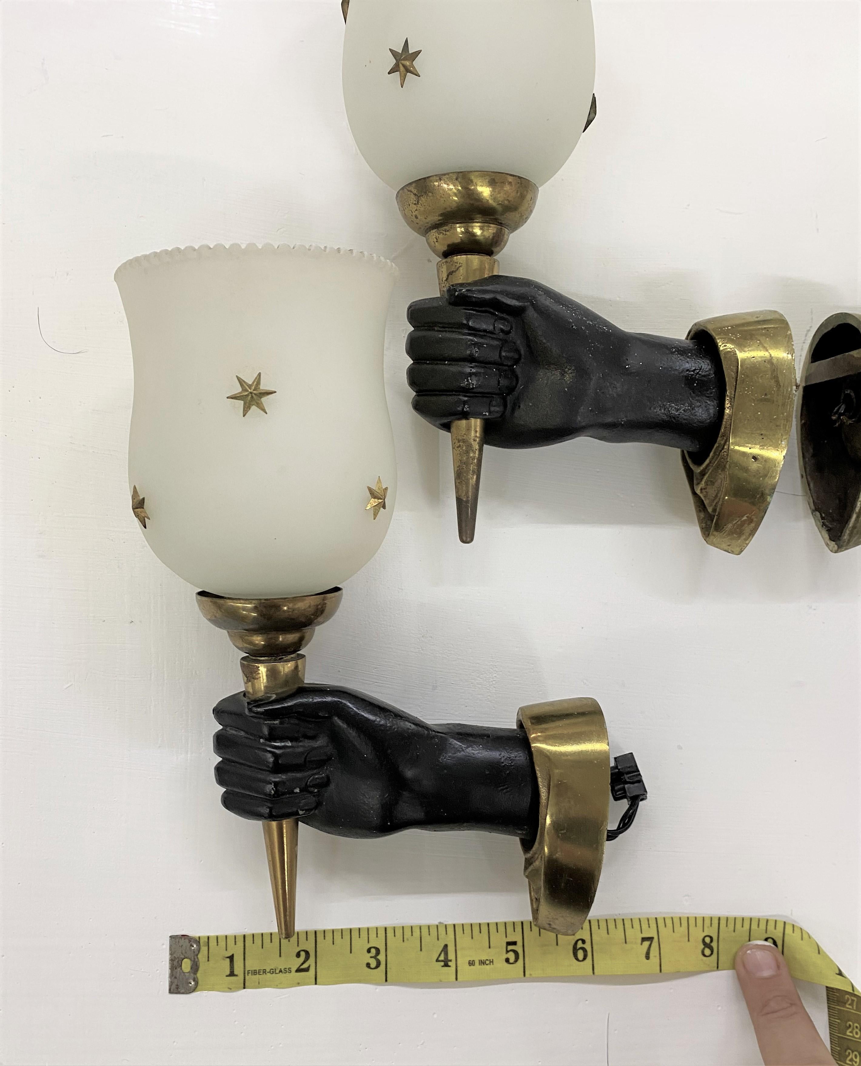 Metà XX secolo Applique moderniste della Maison Arlus in bronzo dorato e vetro opalino, Francia in vendita