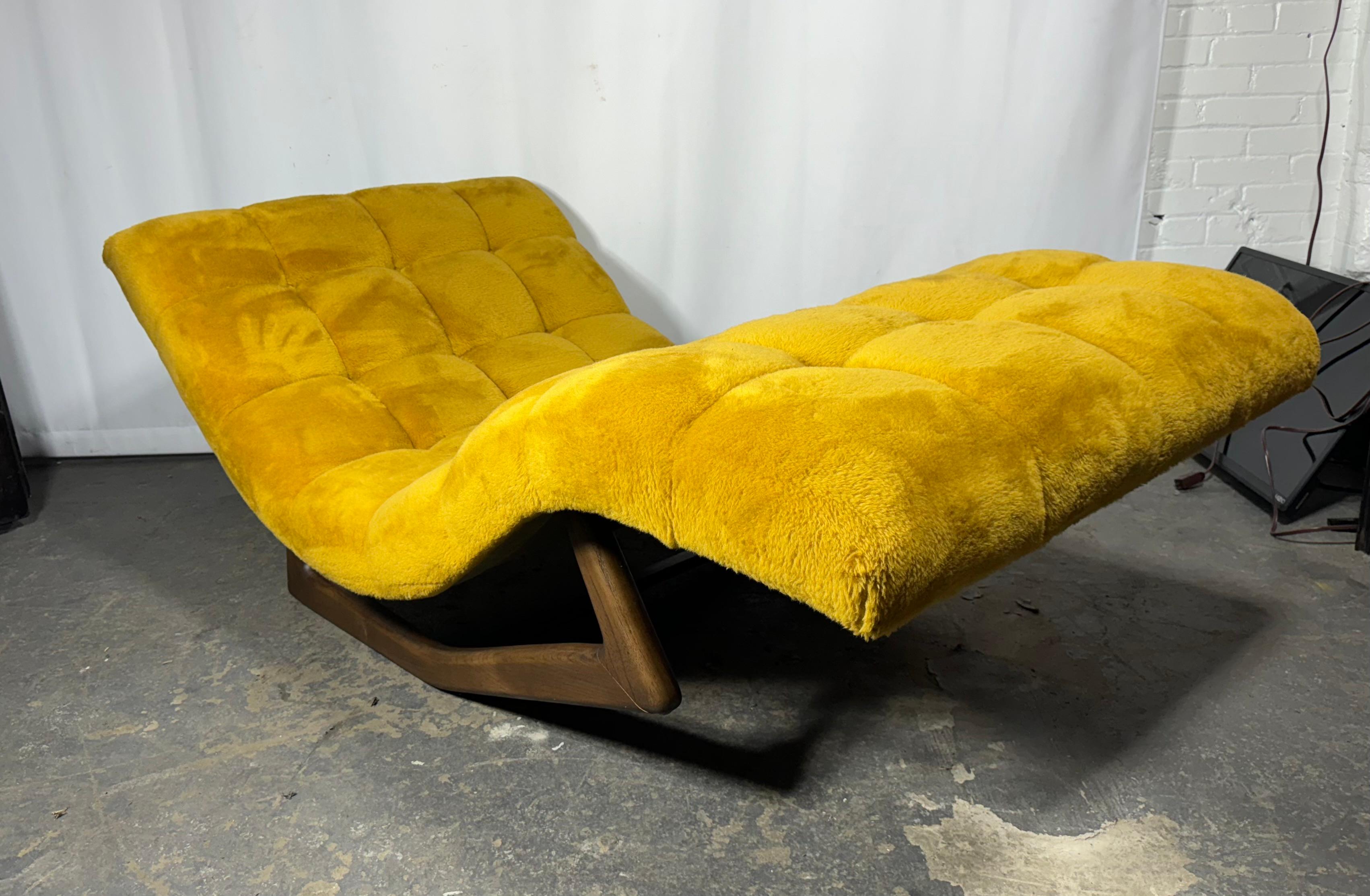 Mid-20th Century Modernist Sculptural 2-position Wave Chaise Lounge by Adrian Pearsall c.1960