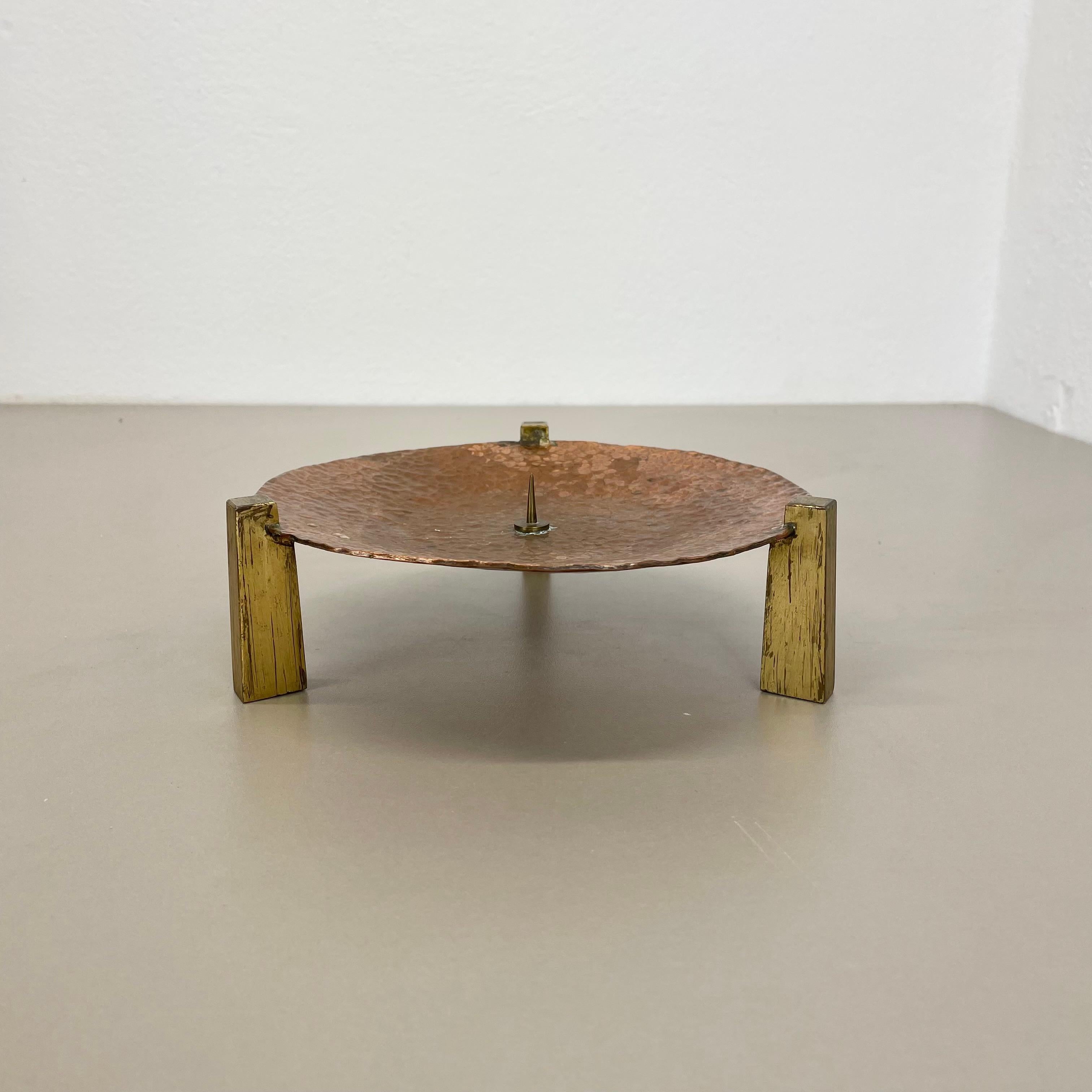 Artikel:

Brutalistischer Kerzenständer


Herkunft:

Österreich


MATERIAL:

Kupfer


Jahrzehnt:

1950s



Dieser originelle Vintage-Kerzenhalter wurde in den 1950er Jahren in Österreich entworfen und hergestellt. Sie ist aus massivem Kupfer