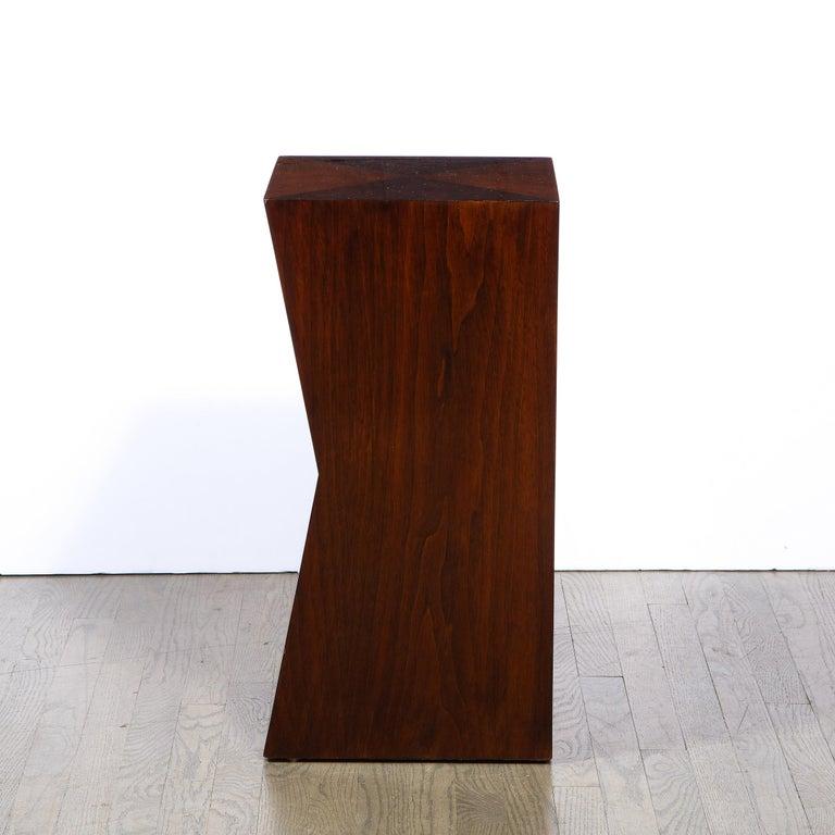 Modernistischer skulpturaler Sockel aus Nussbaumholz, konkav, facettiert, minimalistisch (Moderne) im Angebot