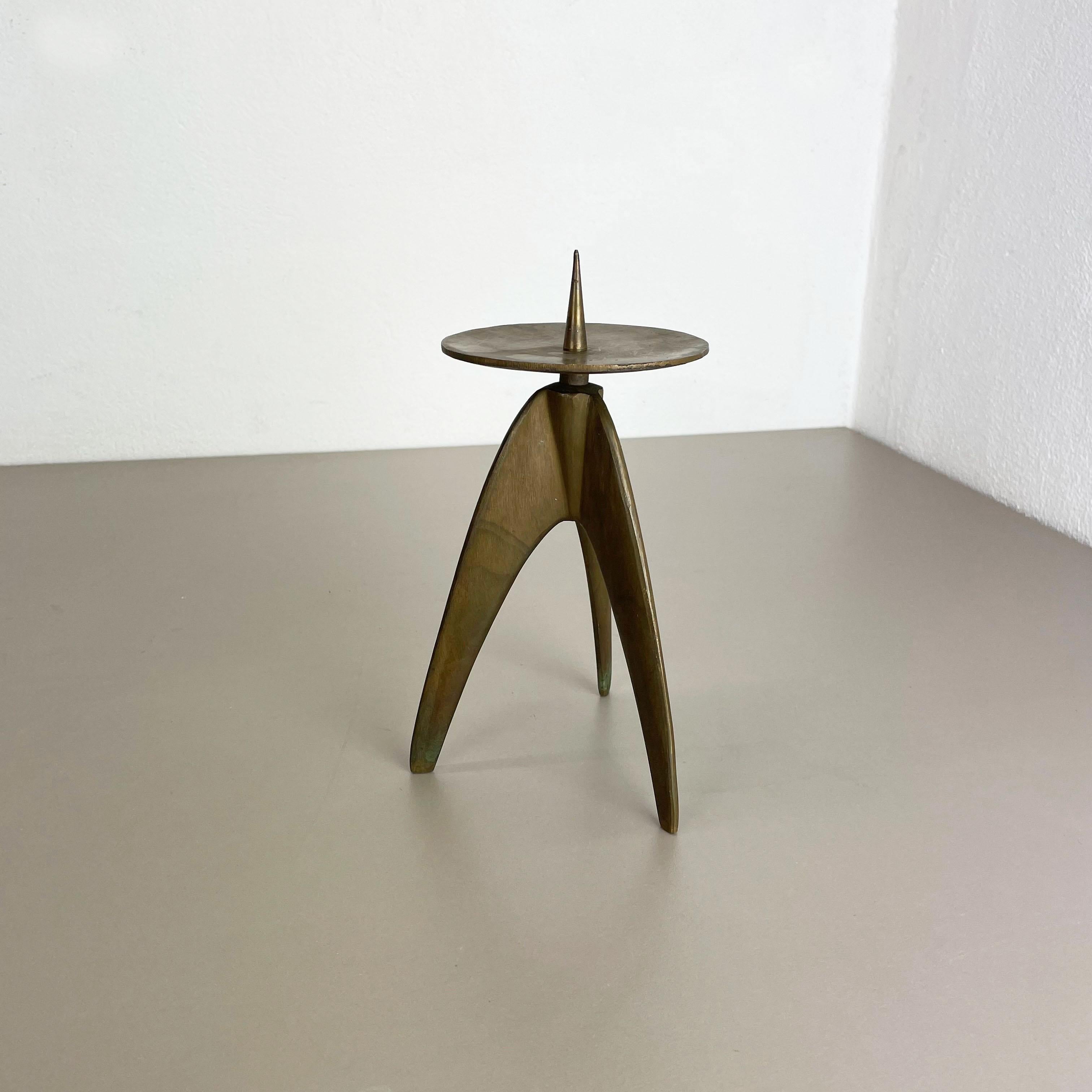 Modernist Sculptural Brutalist Tripod Brass Candleholder, Germany, 1970s In Good Condition For Sale In Kirchlengern, DE