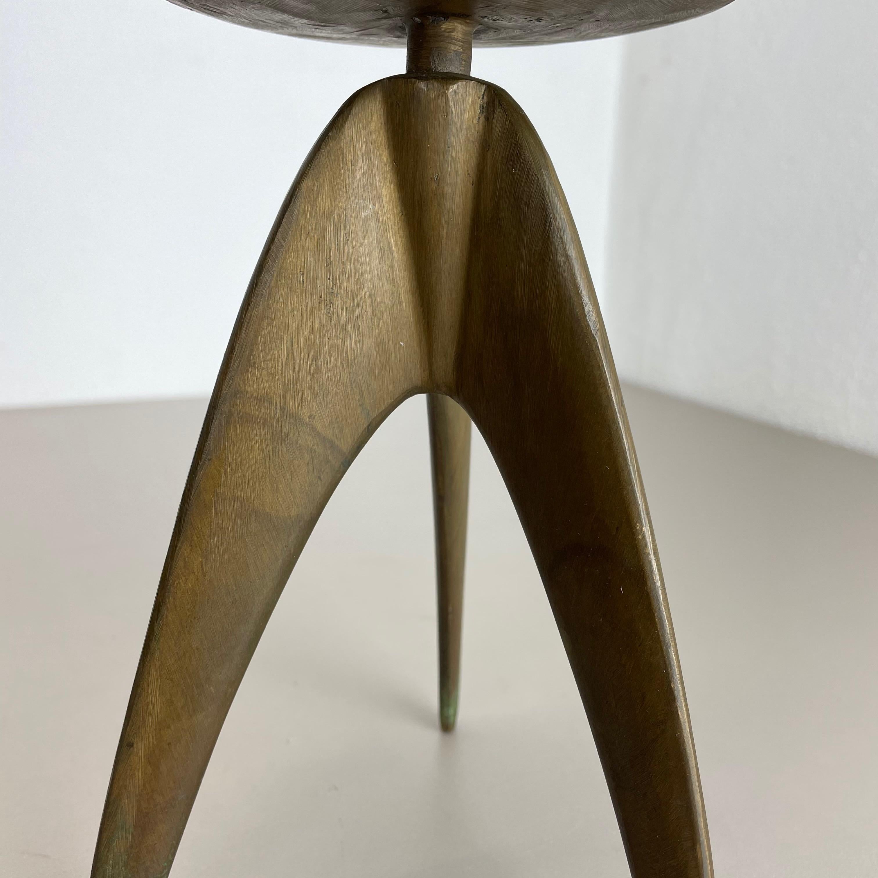 Modernistischer skulpturaler brutalistischer Dreibein-Kerzenhalter aus Messing, Deutschland, 1970er Jahre im Angebot 1