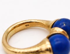 Anello greco scultoreo modernista in oro giallo 18Kt martellato con lapislazzuli