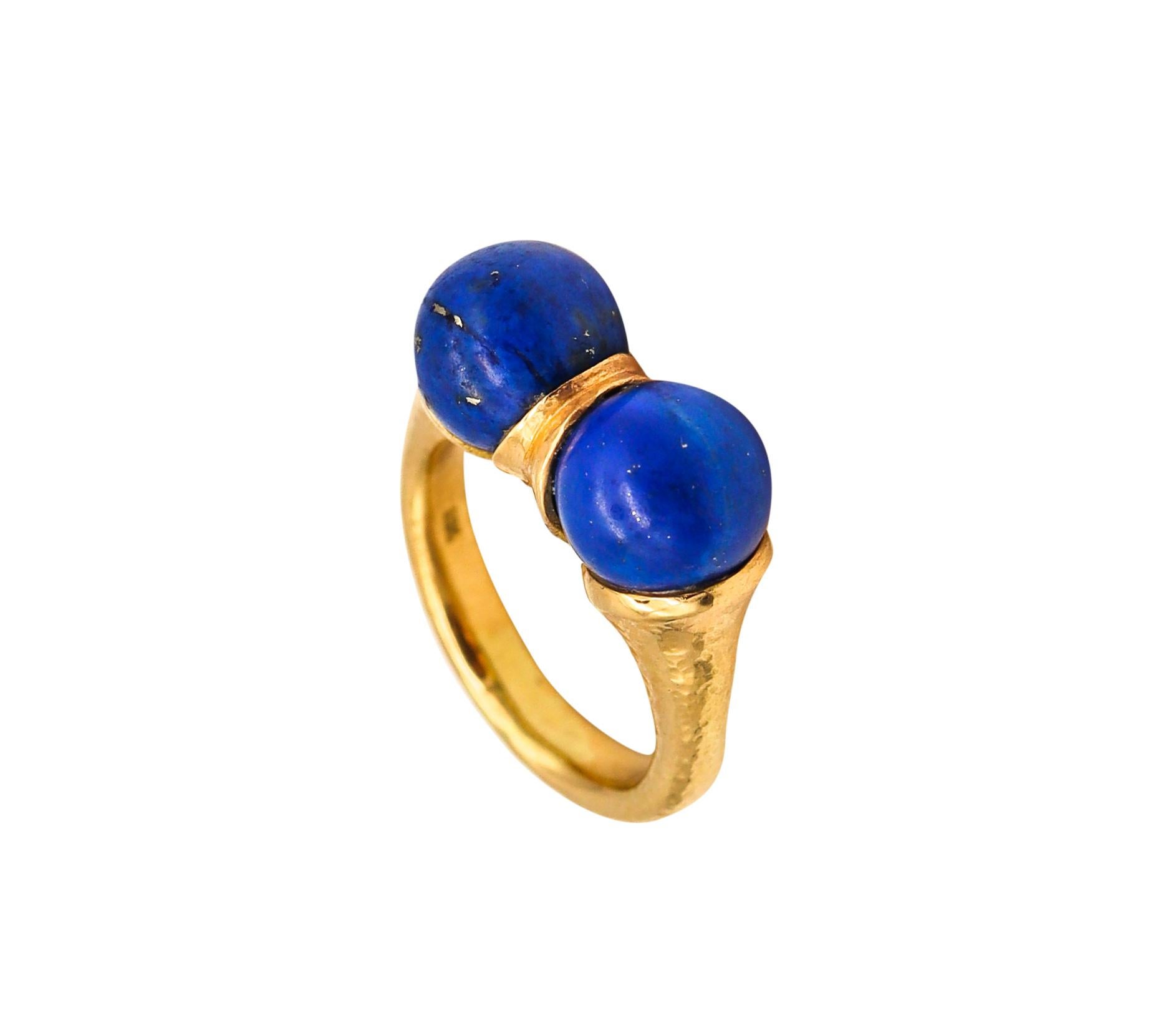 Modernist Sculptural Greek Ring in Hammered 18Kt Yellow Gold with Lapis Lazuli In Excellent Condition For Sale In Miami, FL