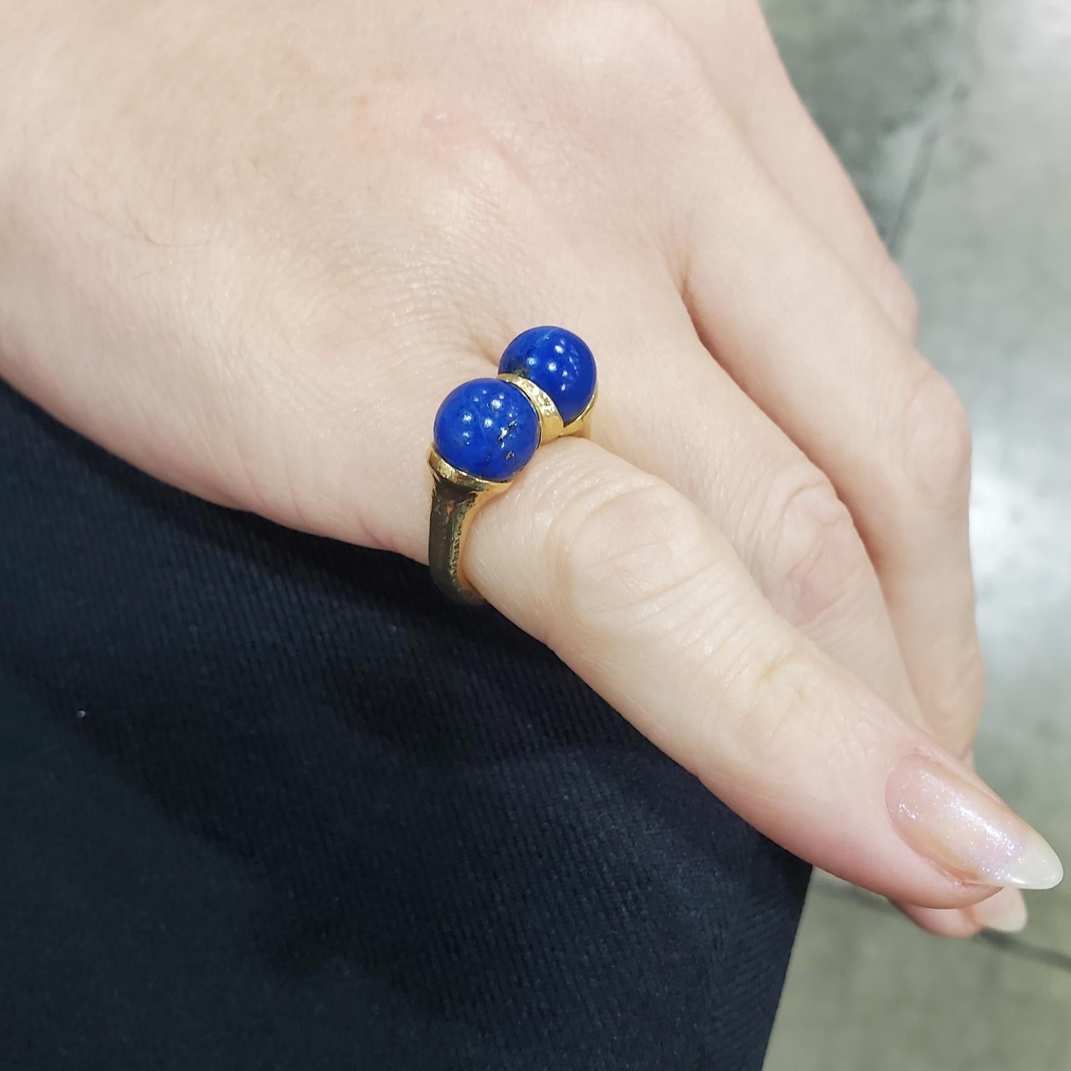 Modernist Sculptural Greek Ring in Hammered 18Kt Yellow Gold with Lapis Lazuli For Sale 1