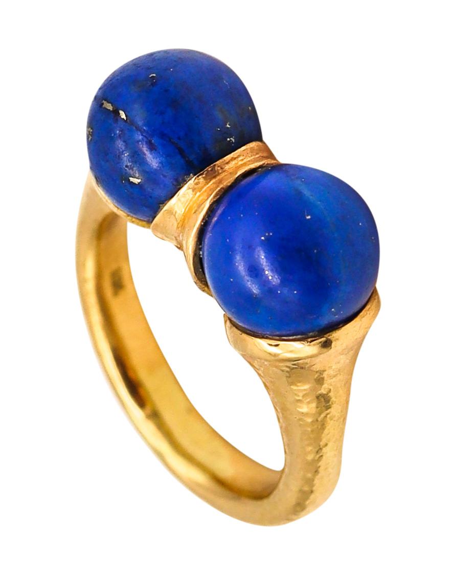 Bague grecque sculpturale moderniste en or jaune 18 carats martelé avec lapis-lazuli