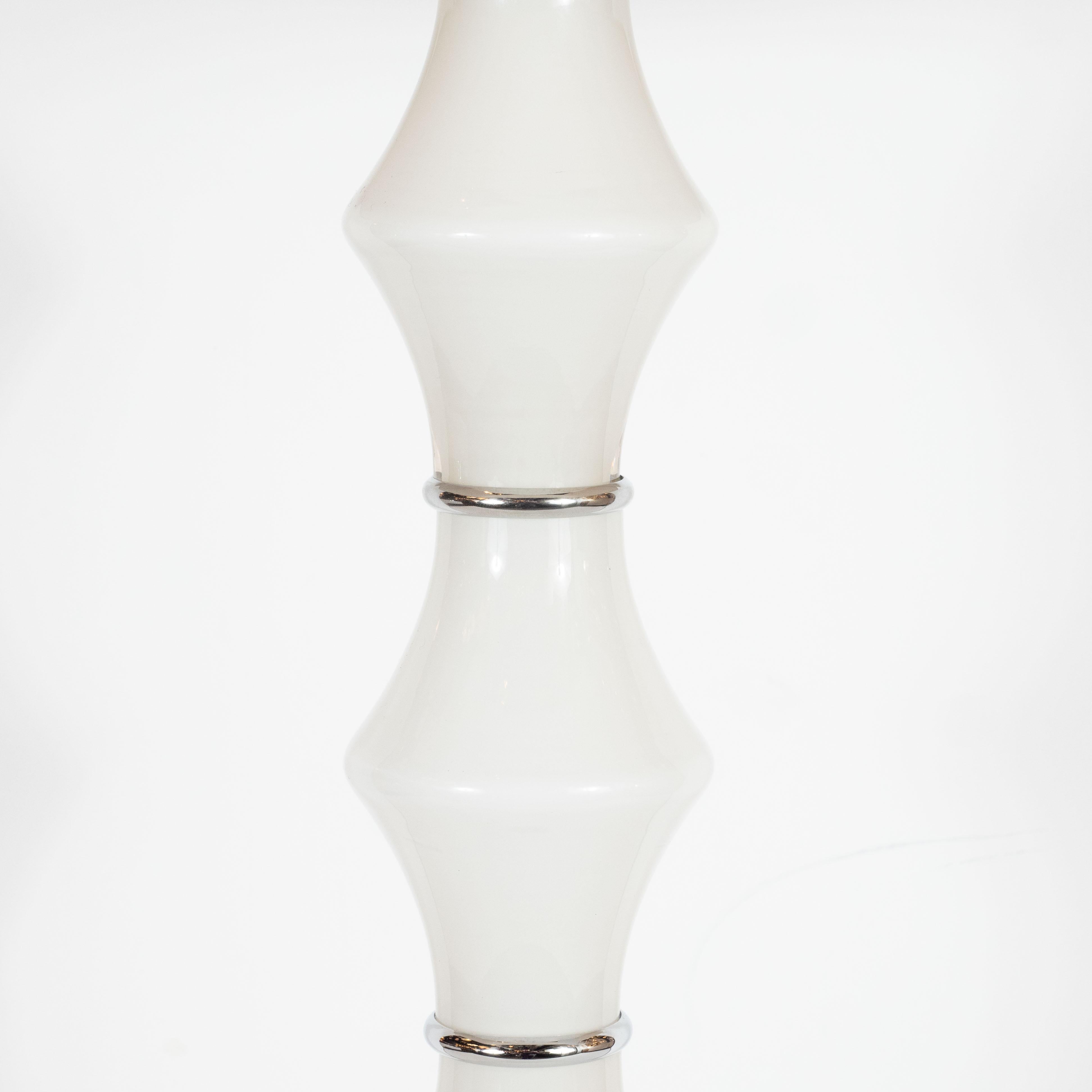 Moderne Sculpturales lampes de bureau modernistes soufflées à la main en verre blanc perlé de Murano et en nickel