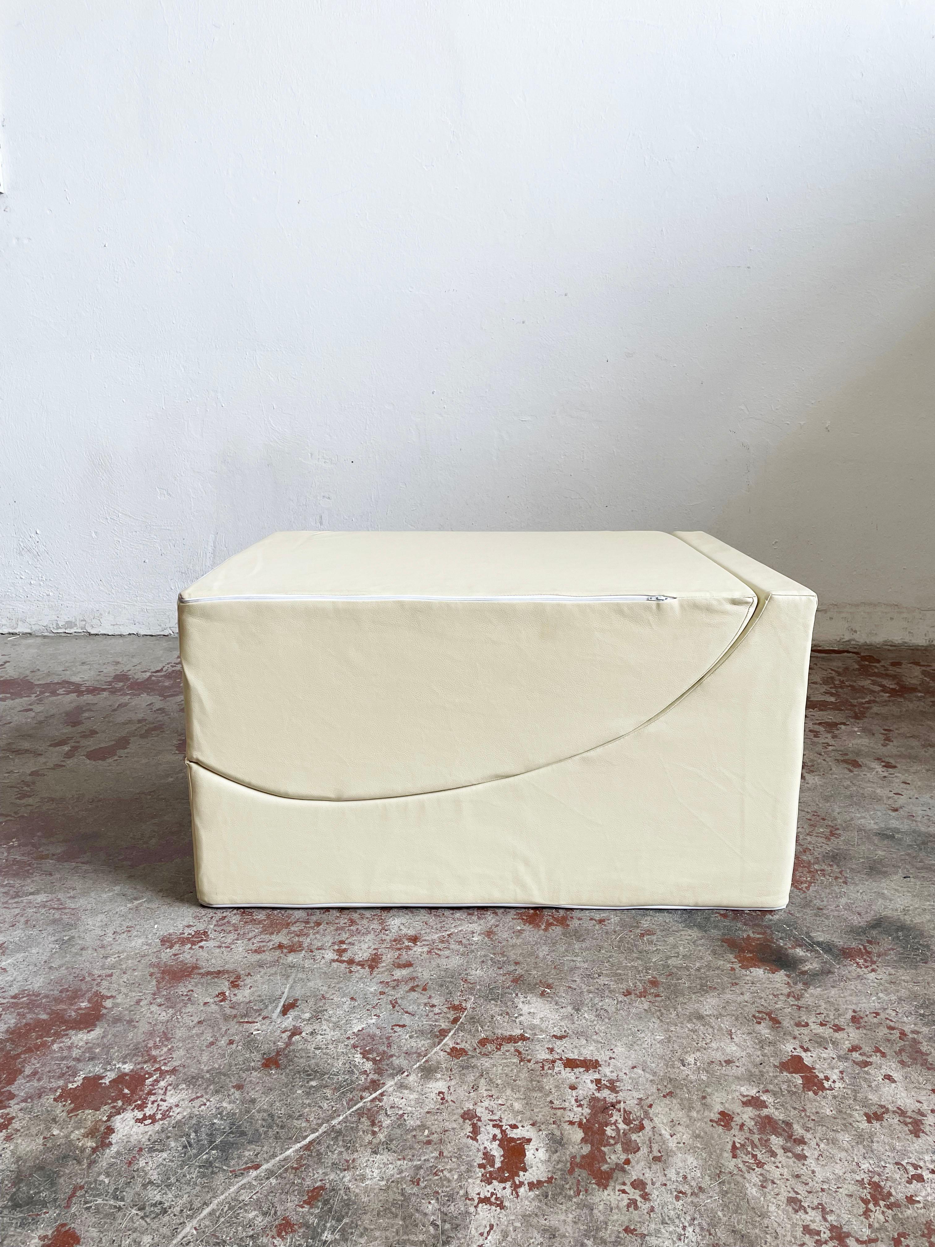 Sculptural folding lounge chair, foam padding covered with faux leather in ivory white color

Manufactured in Italy, 1970s

Stunning modernist minimalist form

Size: 44 x 153 x 60 cm (H/W/D), height of the seating 16 - 28 cm
When folded the