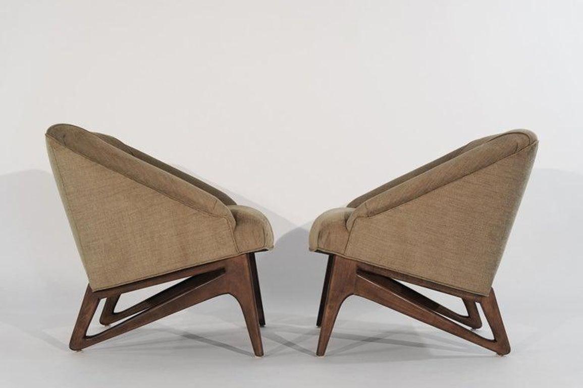 Mit den Erwin-Lambeth-Stühlen aus den 1950er Jahren, die von Stamford Modern fachmännisch restauriert wurden, werden Sie in die Eleganz der Jahrhundertmitte versetzt. Diese von Irwin Lambeth selbst entworfenen Stühle verkörpern mit ihren organischen