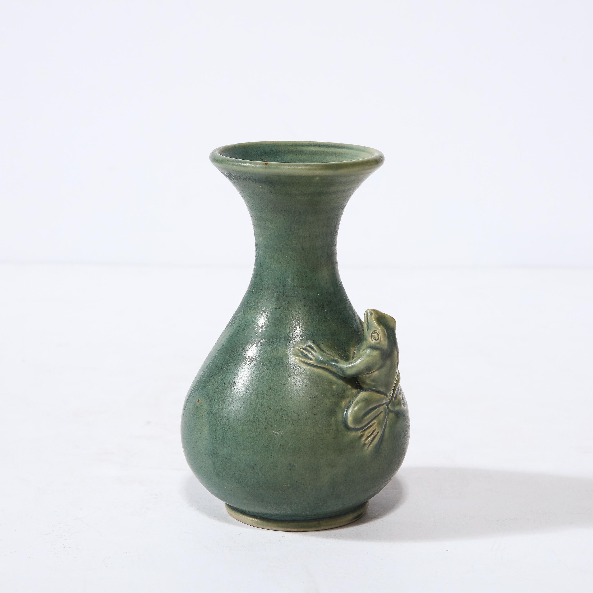 Vase sculptural moderniste en céramique émaillée de jade sourd avec motif de grenouille en relief  en vente 5