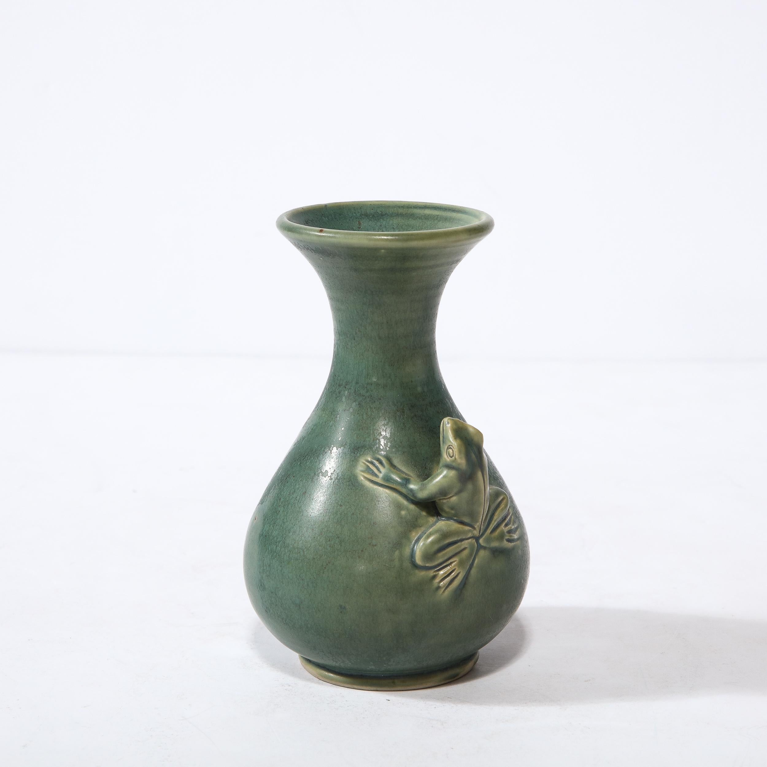 Mid-Century Modern Vase sculptural moderniste en céramique émaillée de jade sourd avec motif de grenouille en relief  en vente