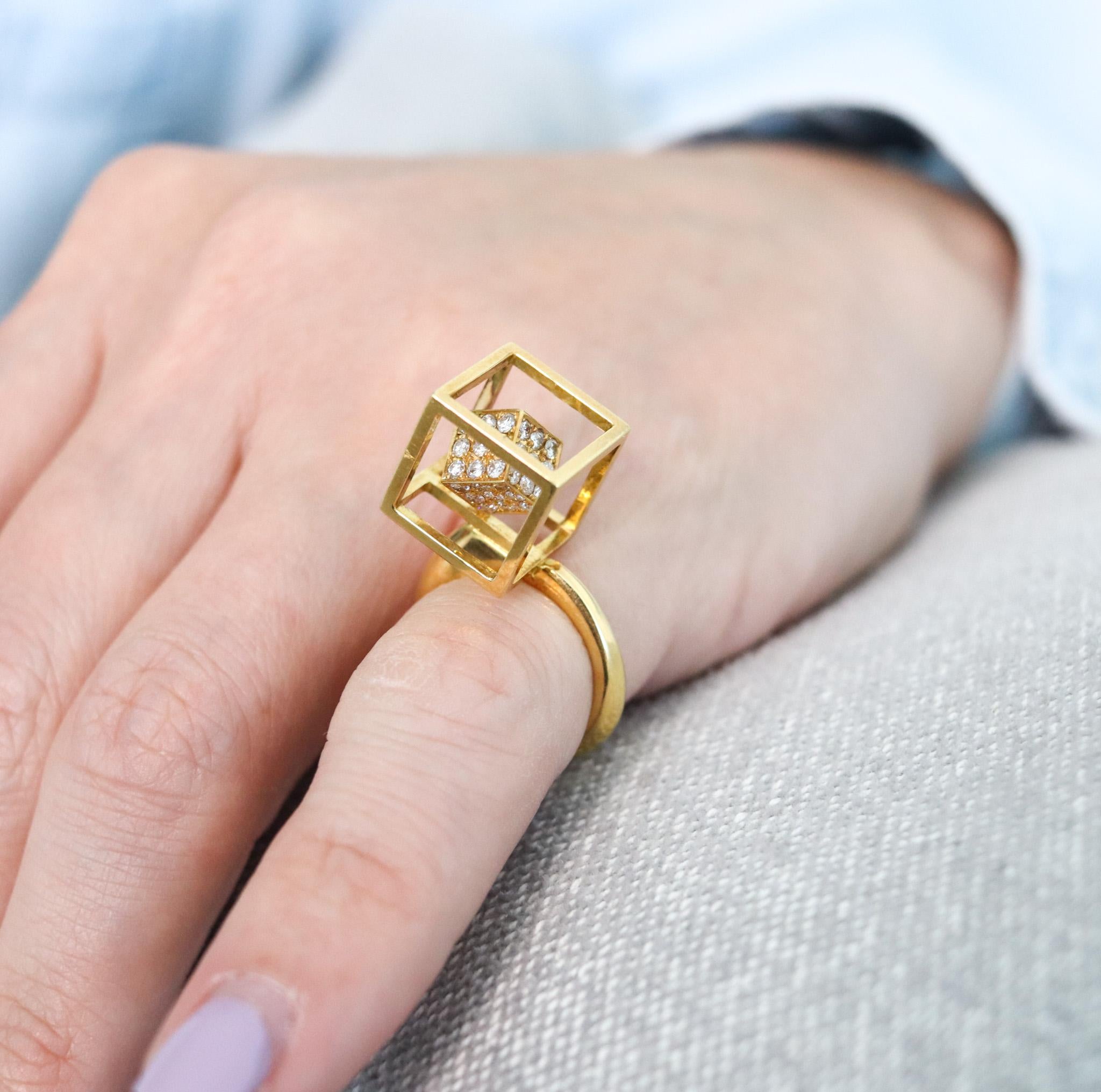 Modernist Sculptural Op Art Ring In 18Kt Yellow Gold With 1.20 Ctw In Diamonds For Sale 2